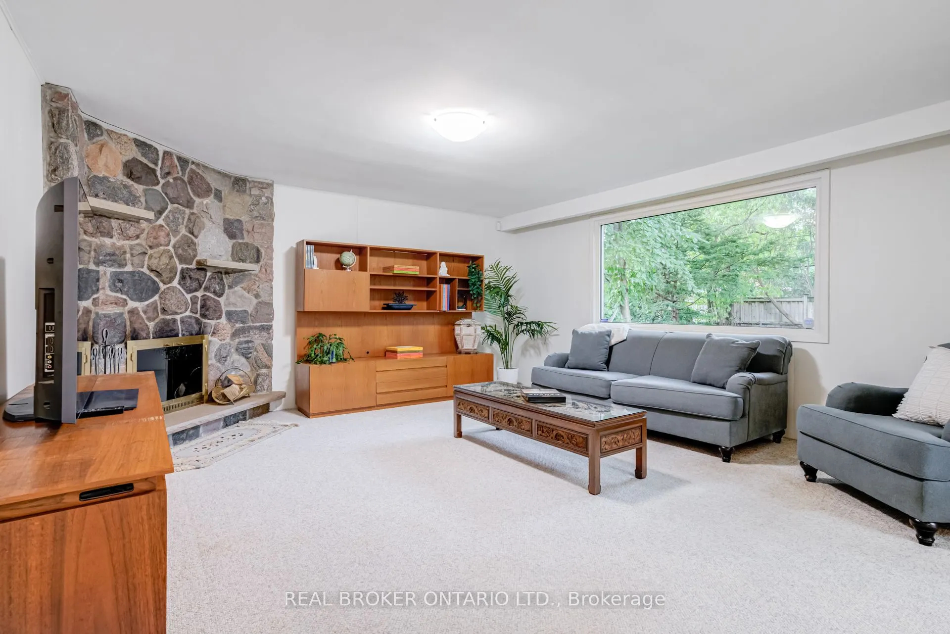 18 Burnt Log Crescent