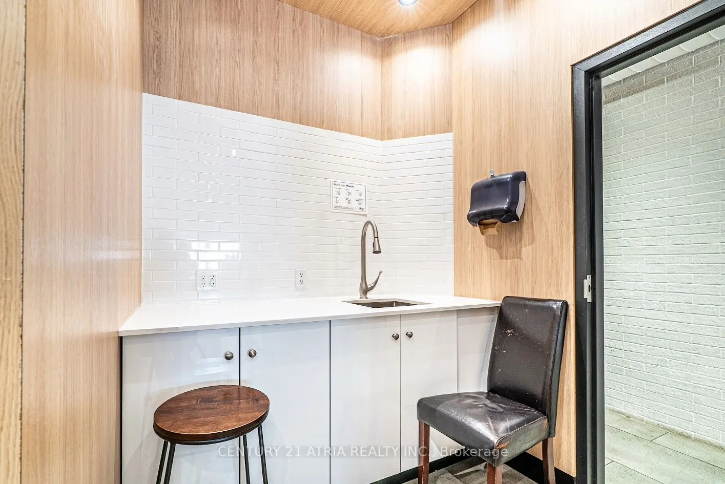 83 Lakeshore Road