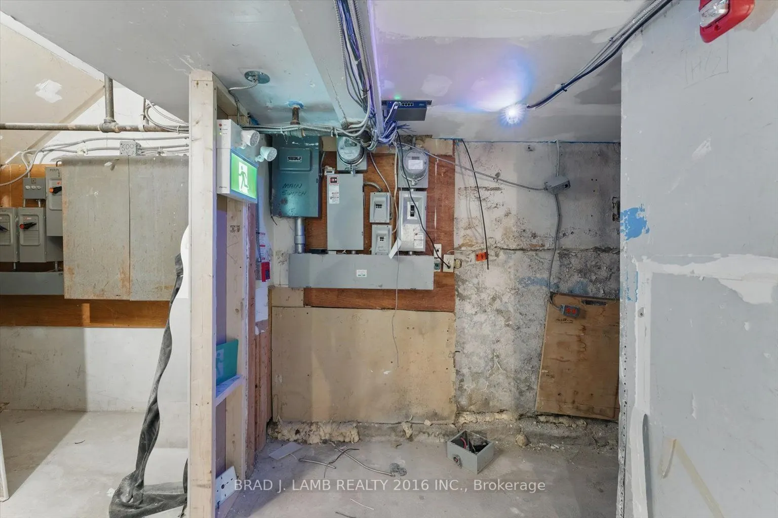 2261 Dundas Street W