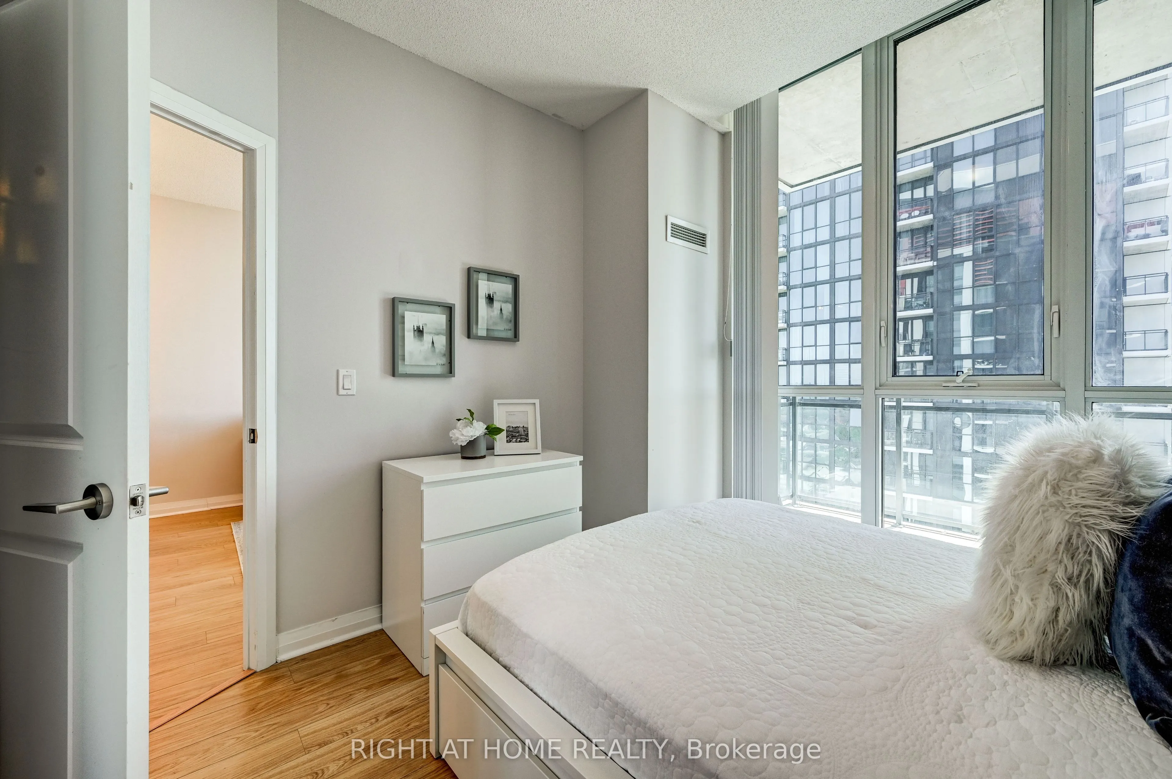 55 Eglinton Avenue W, #2001