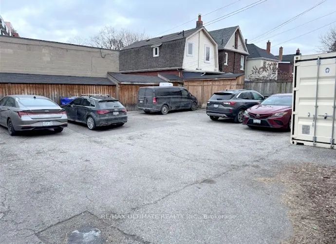 3419 Dundas Street W