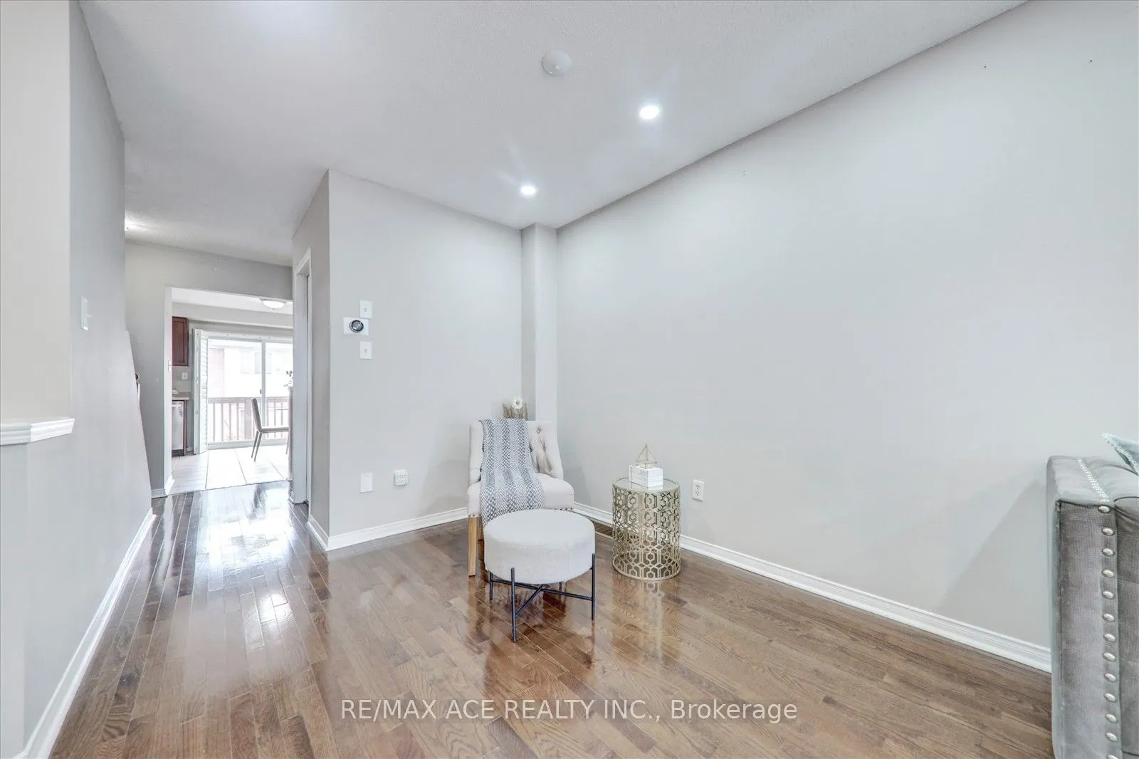 7086 Fairmeadow Crescent