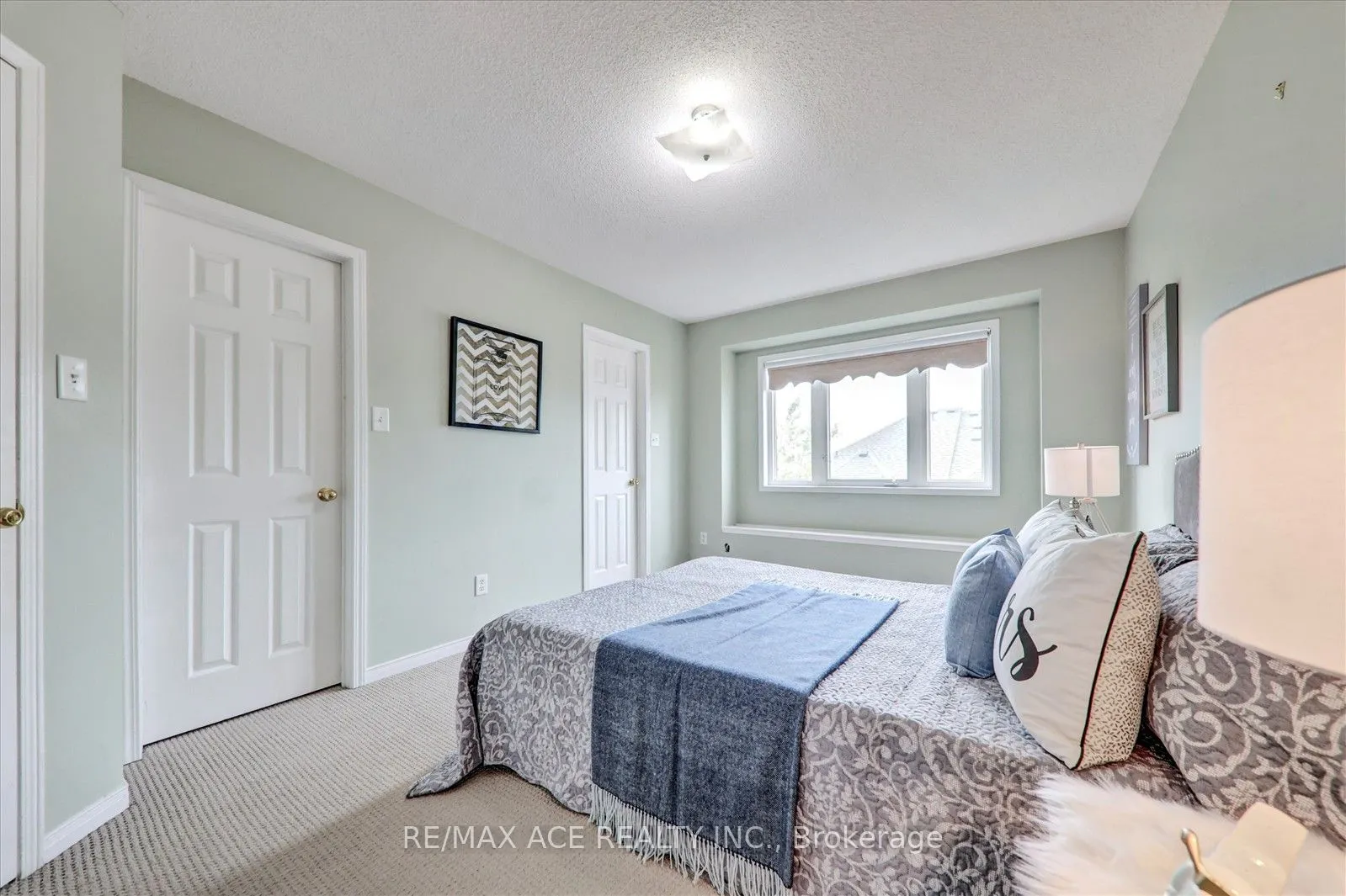 7086 Fairmeadow Crescent
