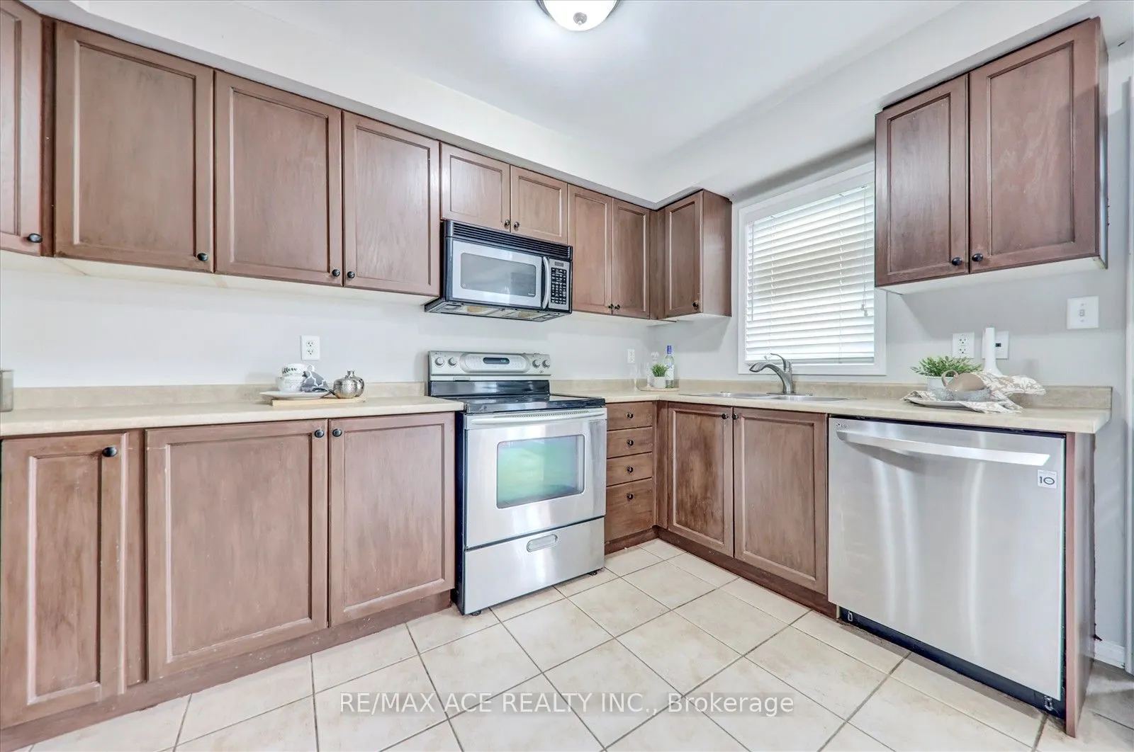 7086 Fairmeadow Crescent