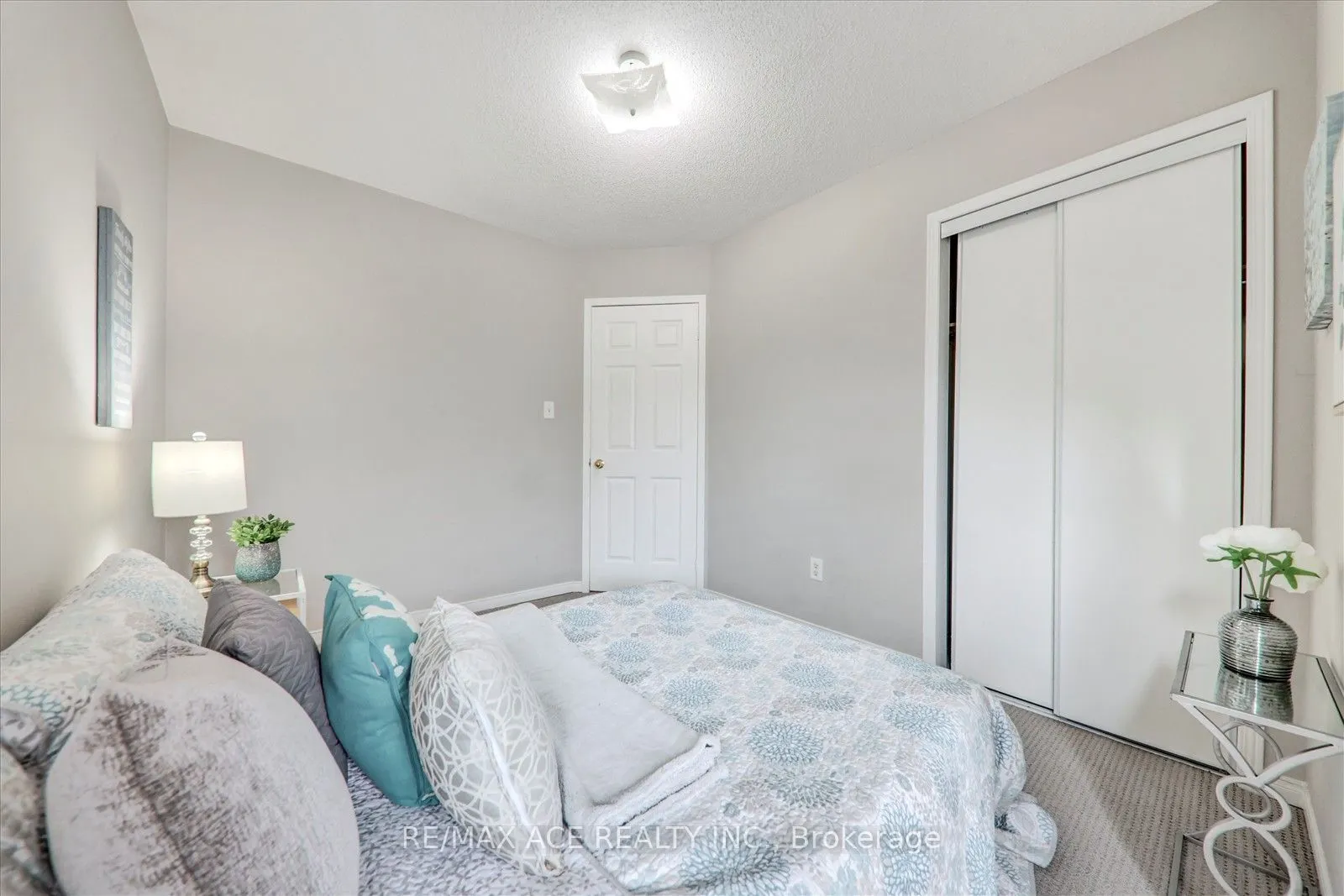 7086 Fairmeadow Crescent