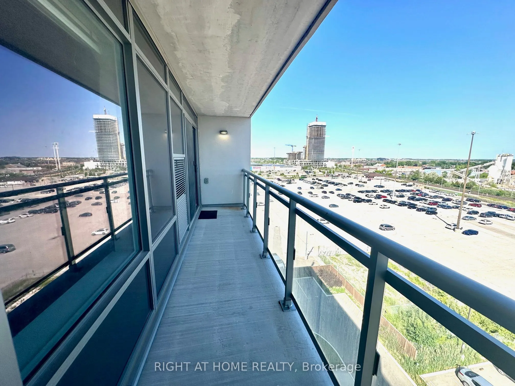 716 Main Street E, #906