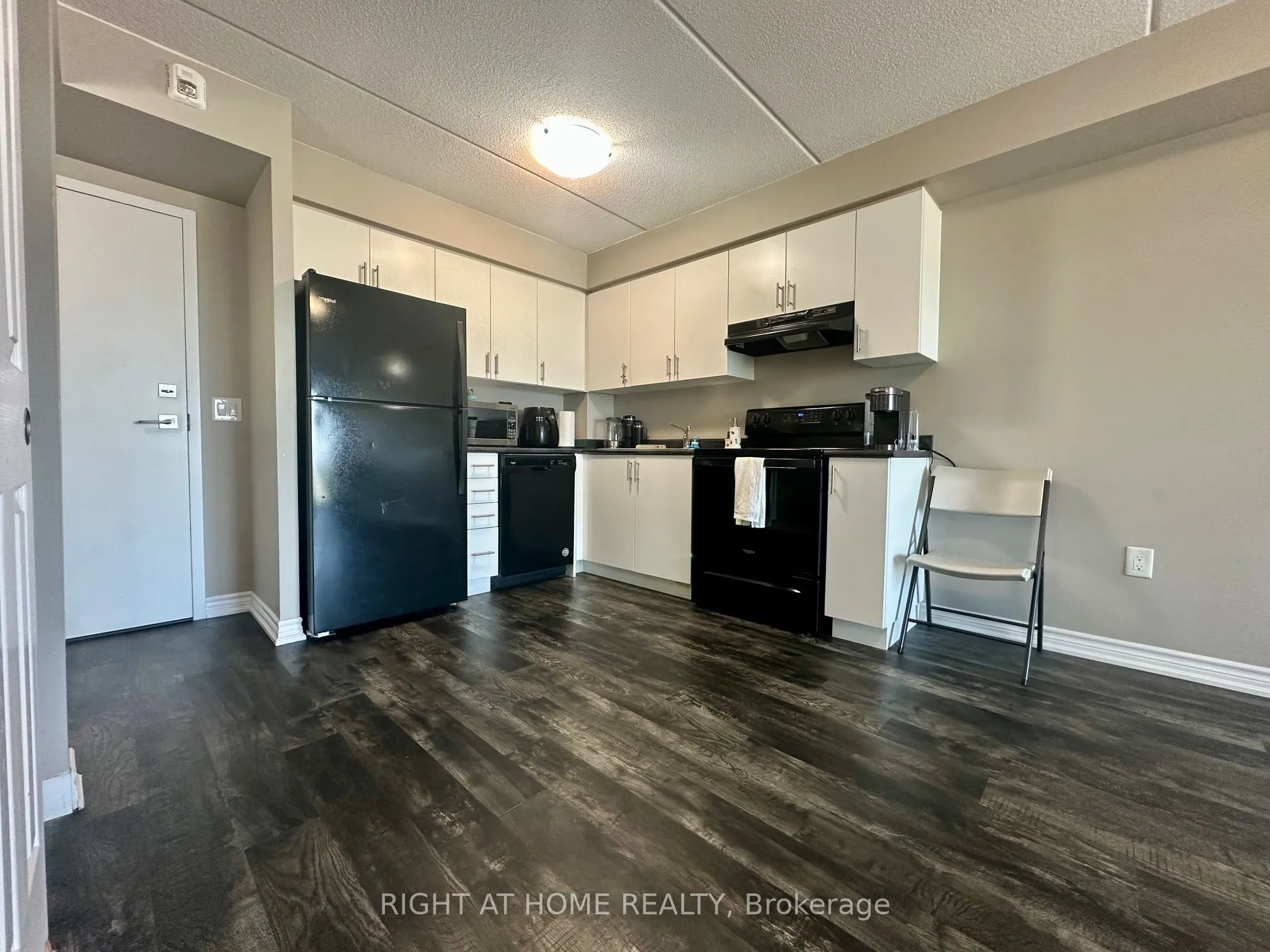 716 Main Street E, #906