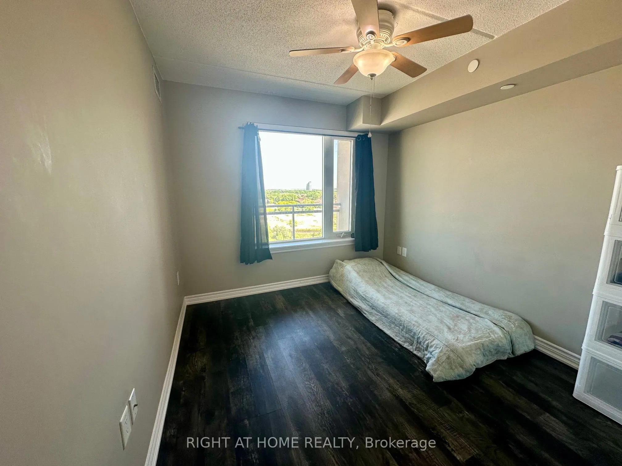 716 Main Street E, #906