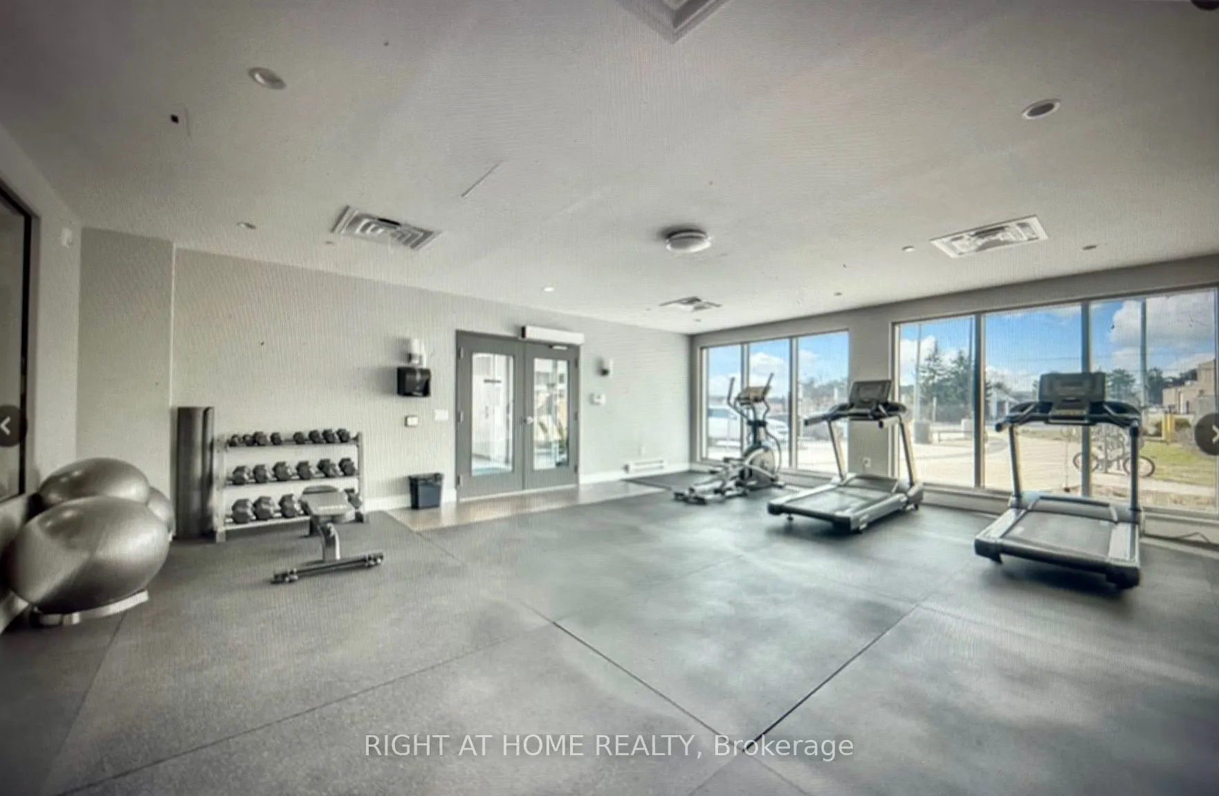 716 Main Street E, #906