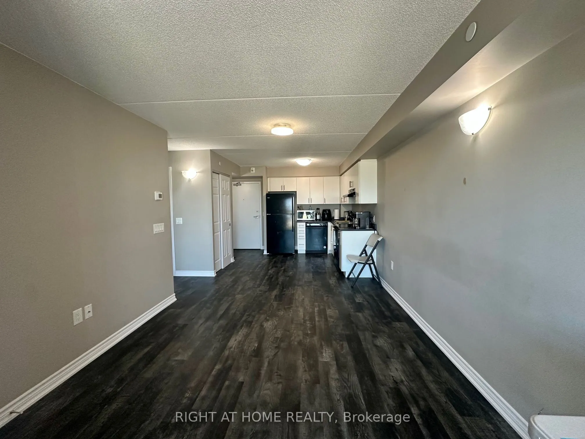 716 Main Street E, #906