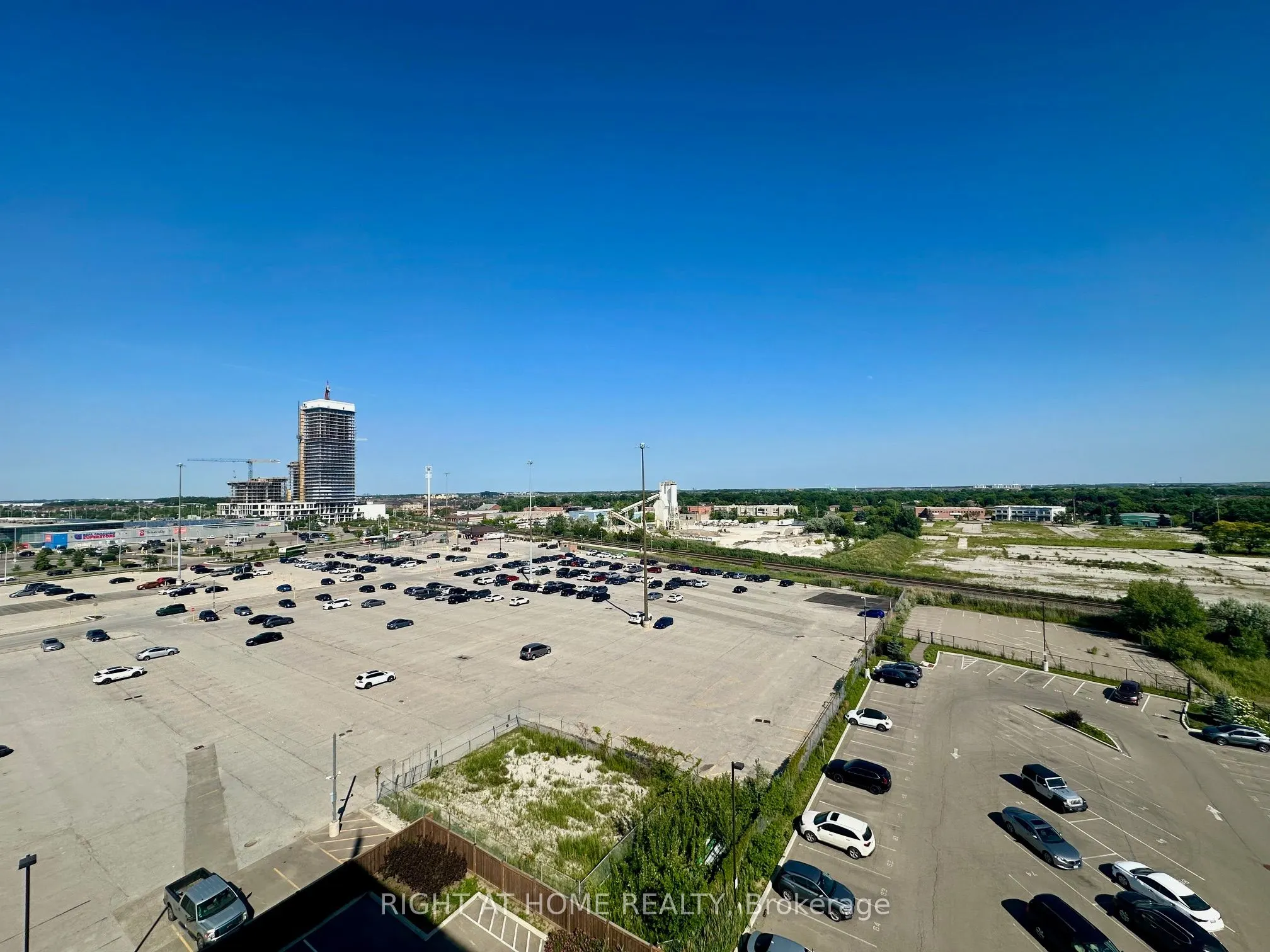 716 Main Street E, #906