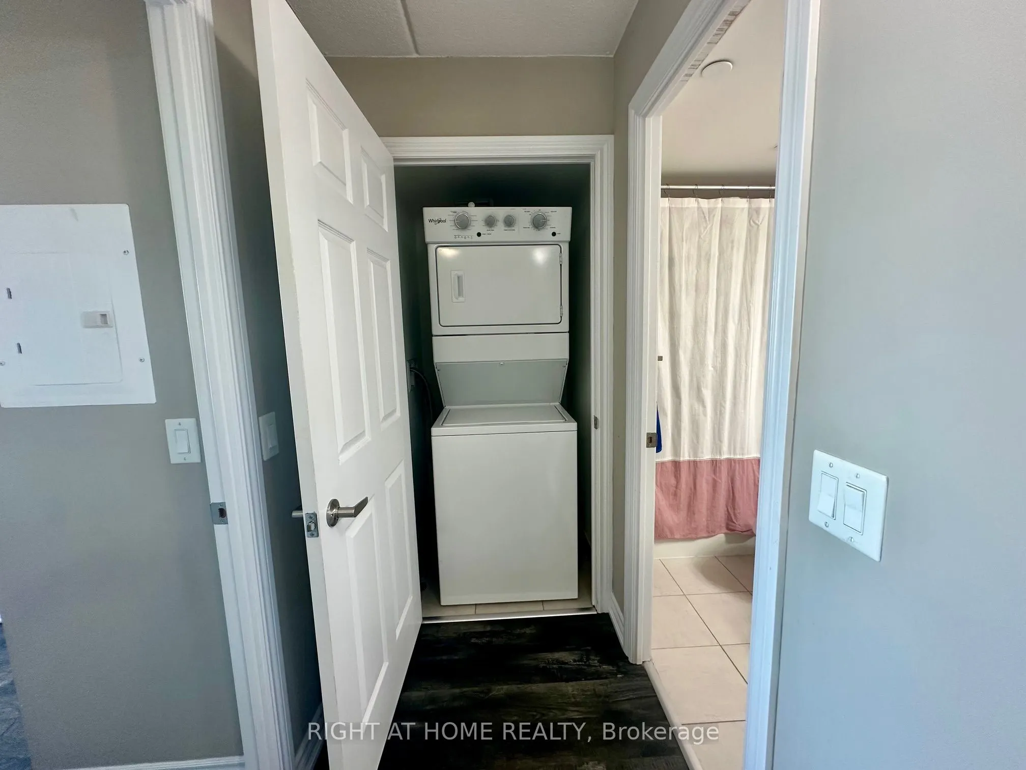 716 Main Street E, #906