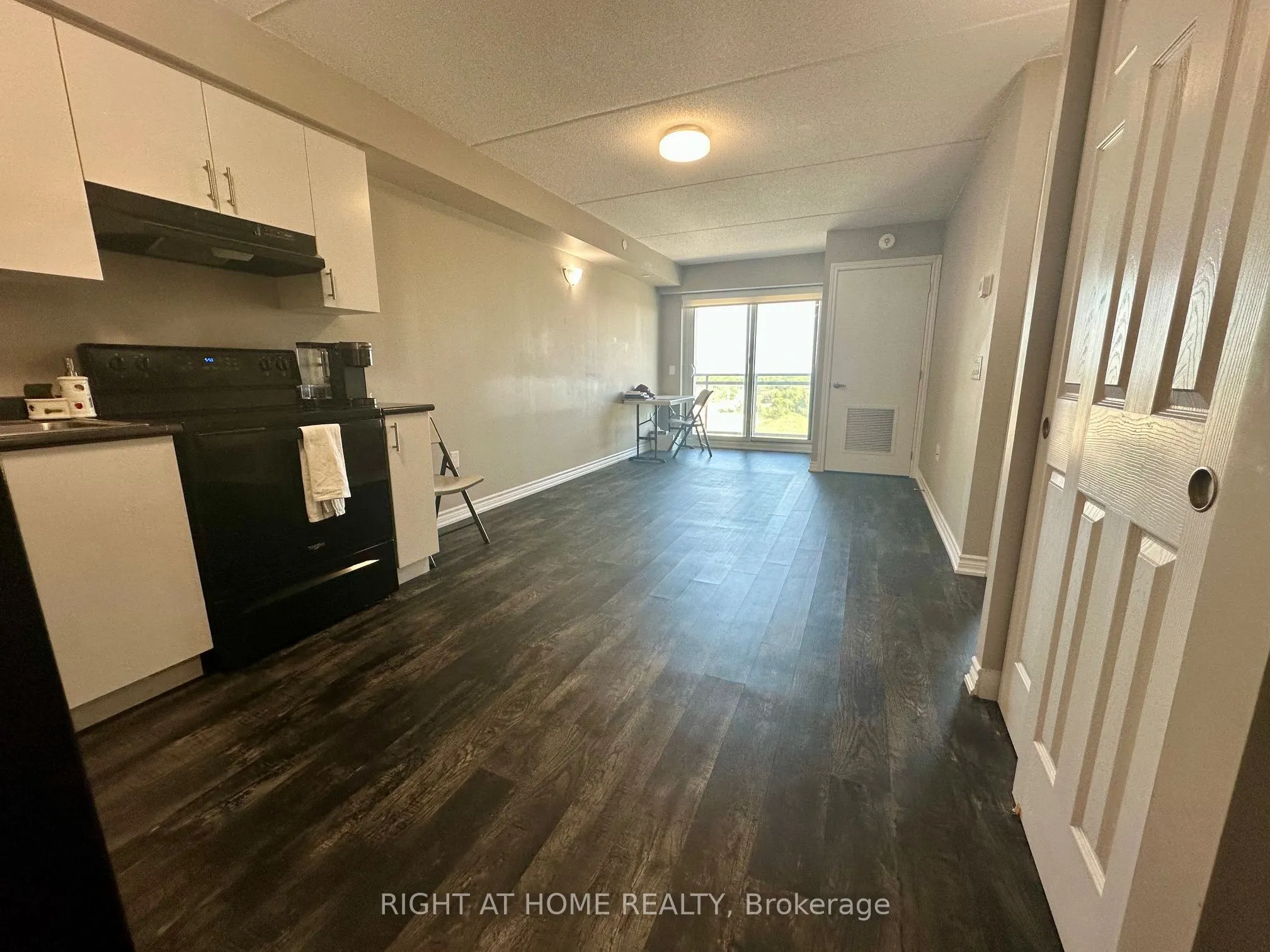 716 Main Street E, #906