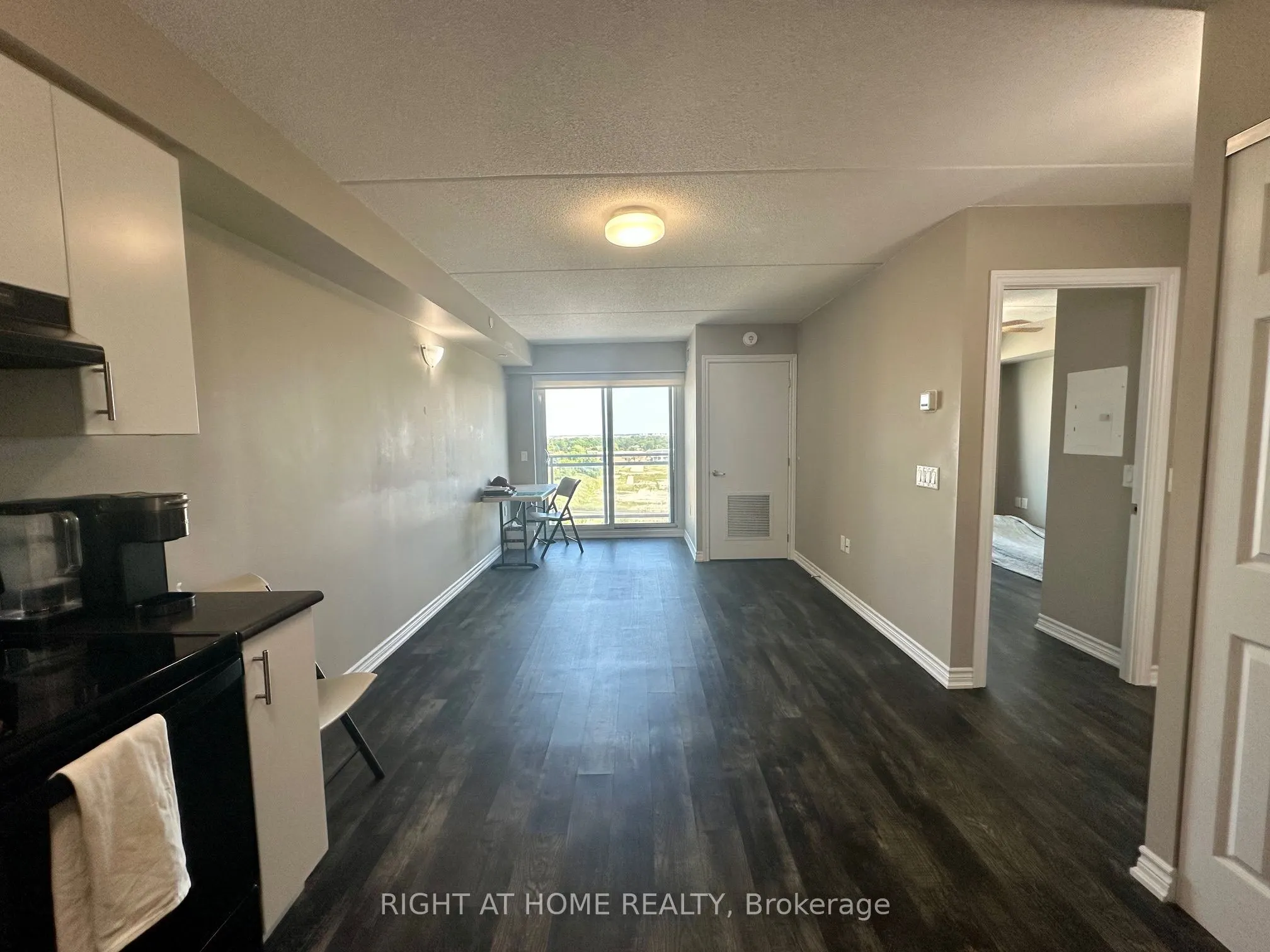 716 Main Street E, #906