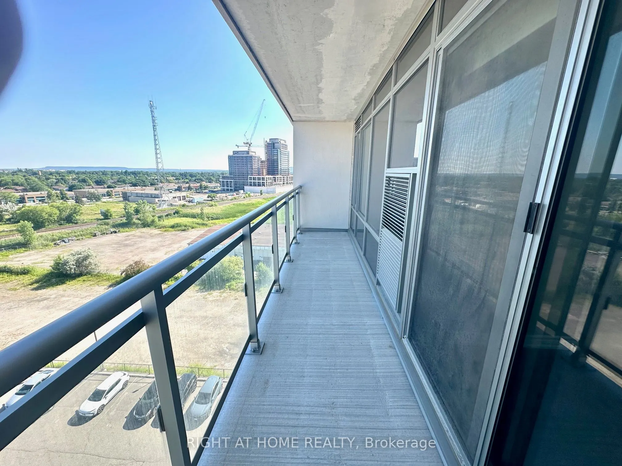 716 Main Street E, #906