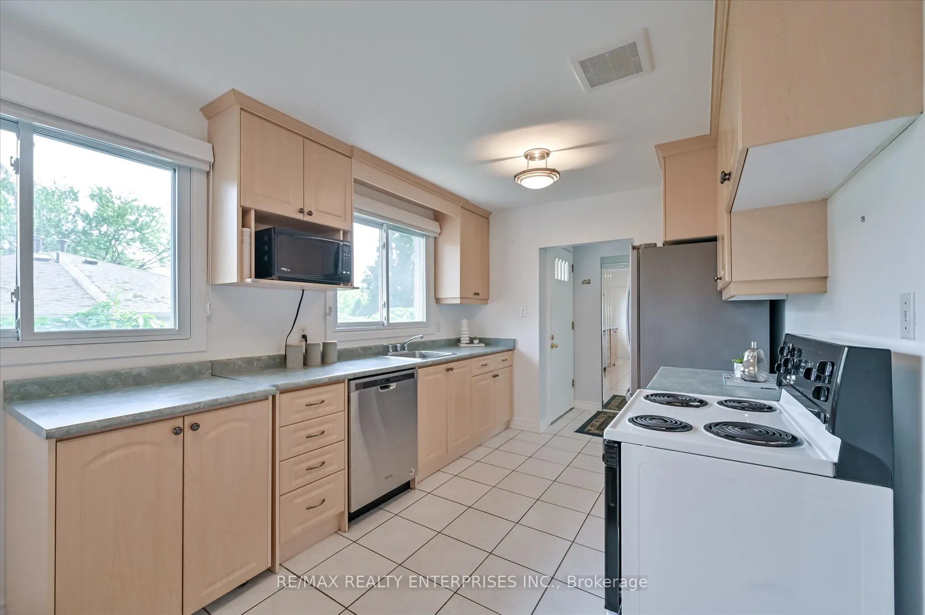 1544 Swanage Crescent