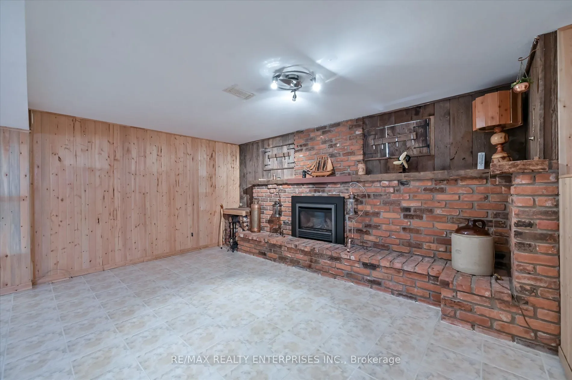 1544 Swanage Crescent
