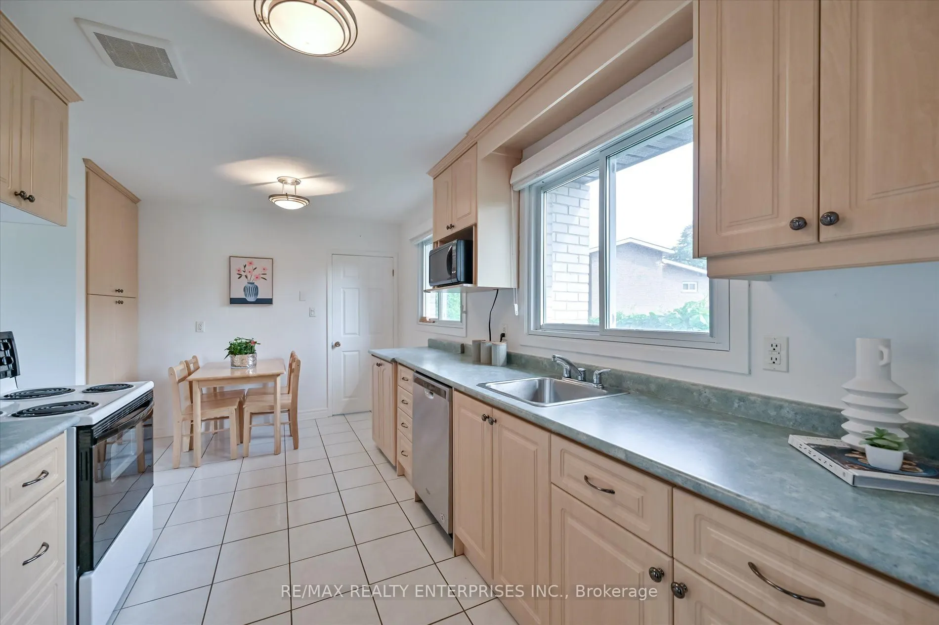1544 Swanage Crescent