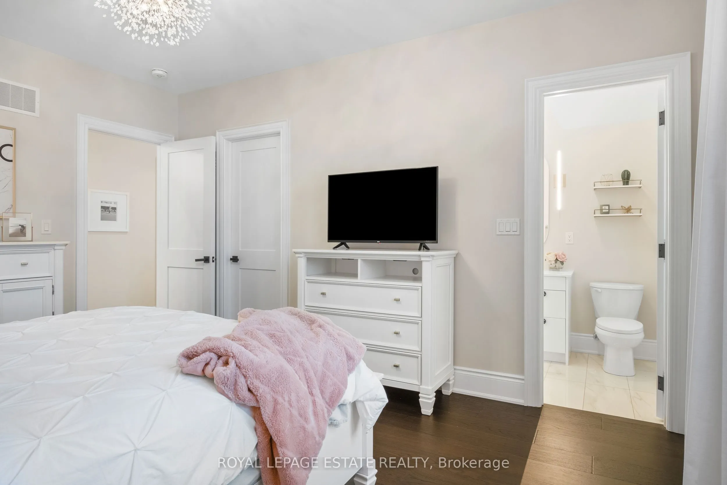 2338 Hyacinth Crescent