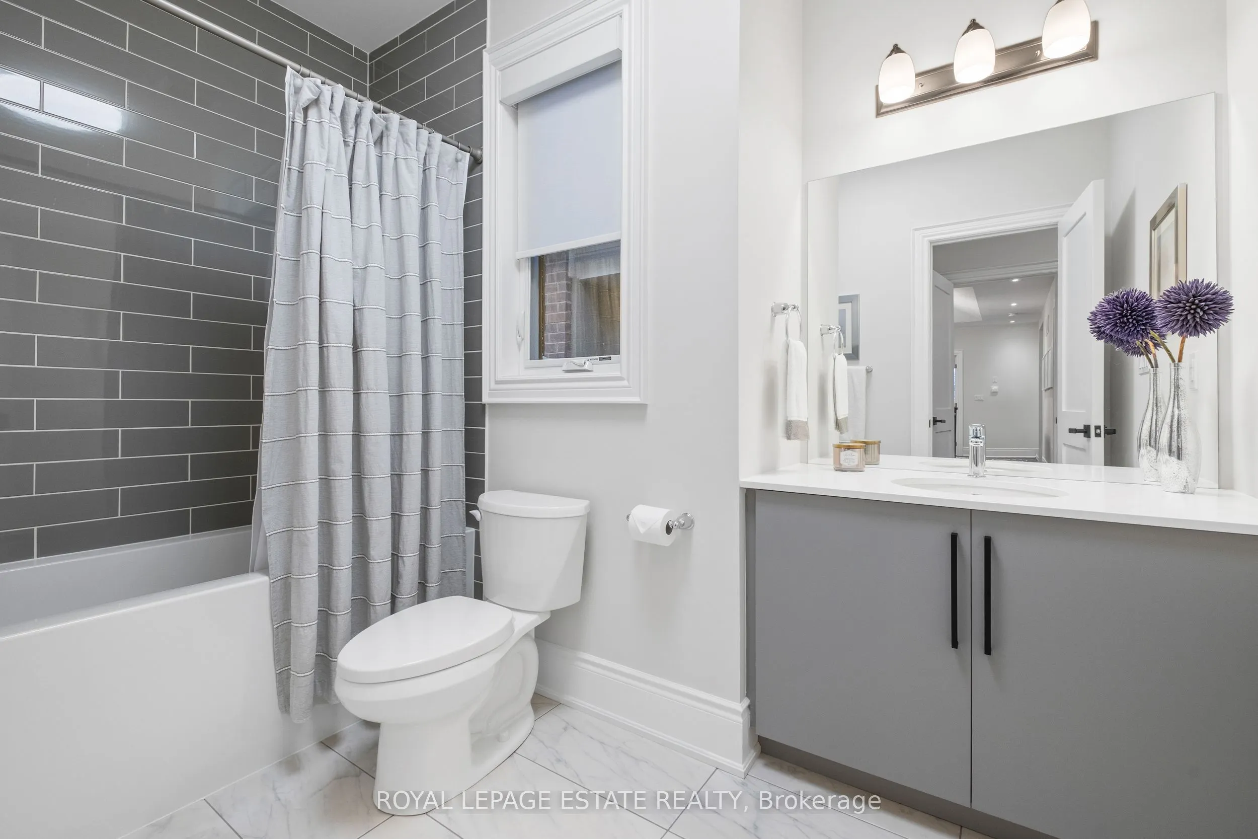 2338 Hyacinth Crescent