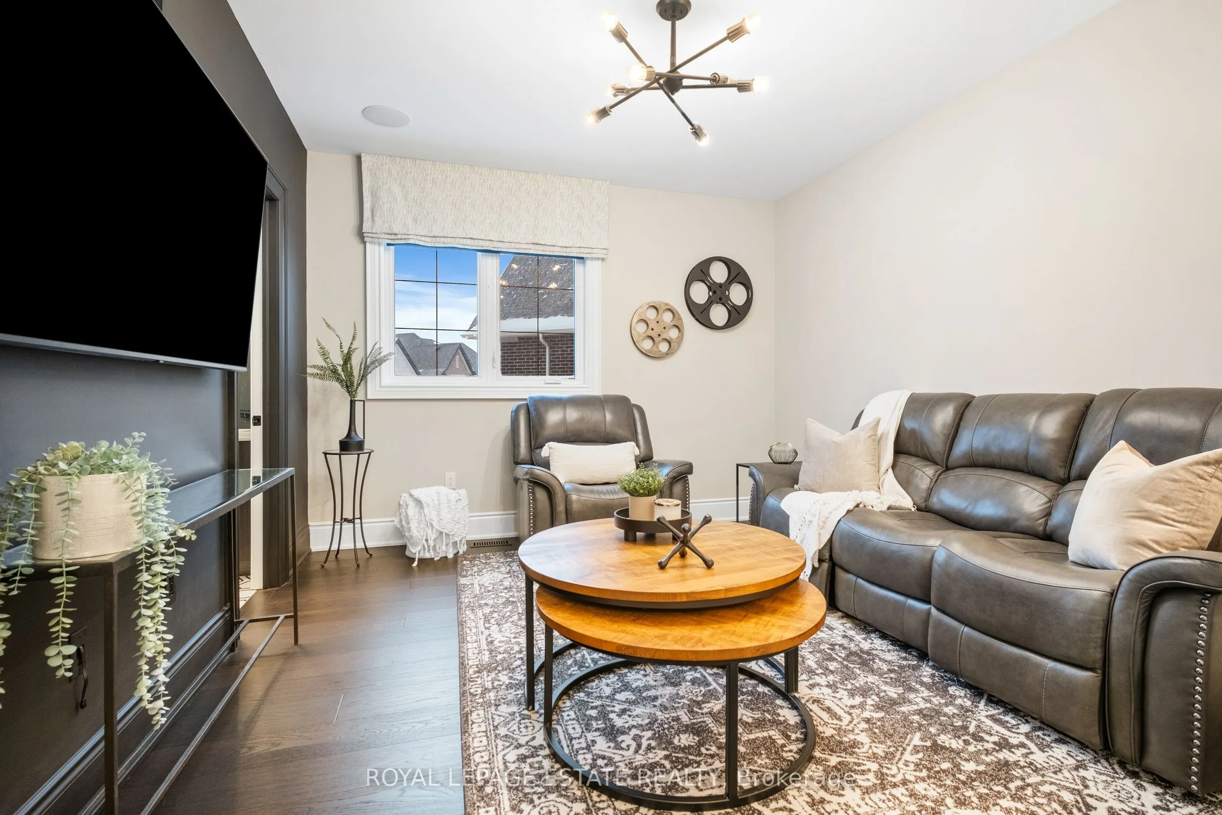 2338 Hyacinth Crescent
