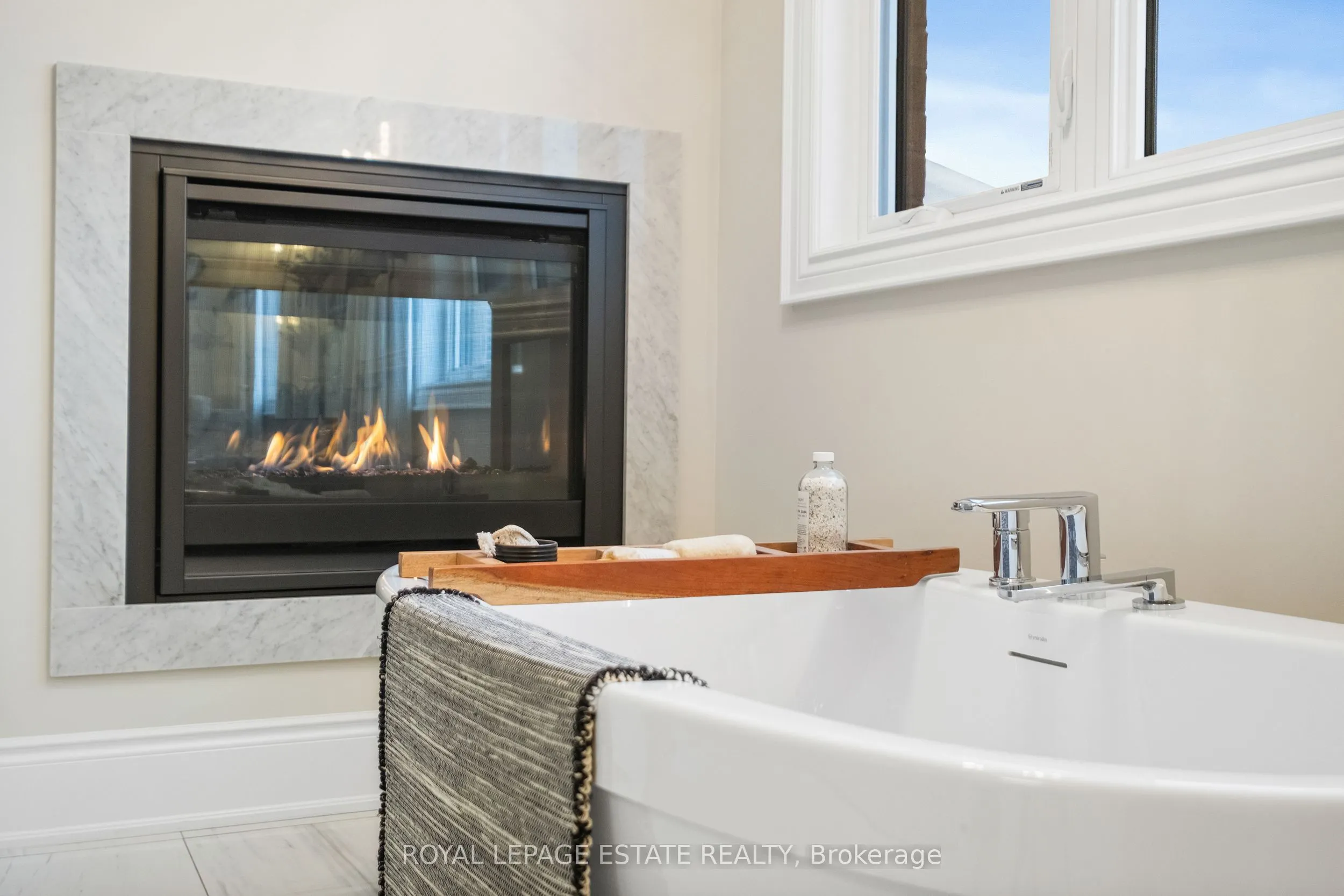 2338 Hyacinth Crescent