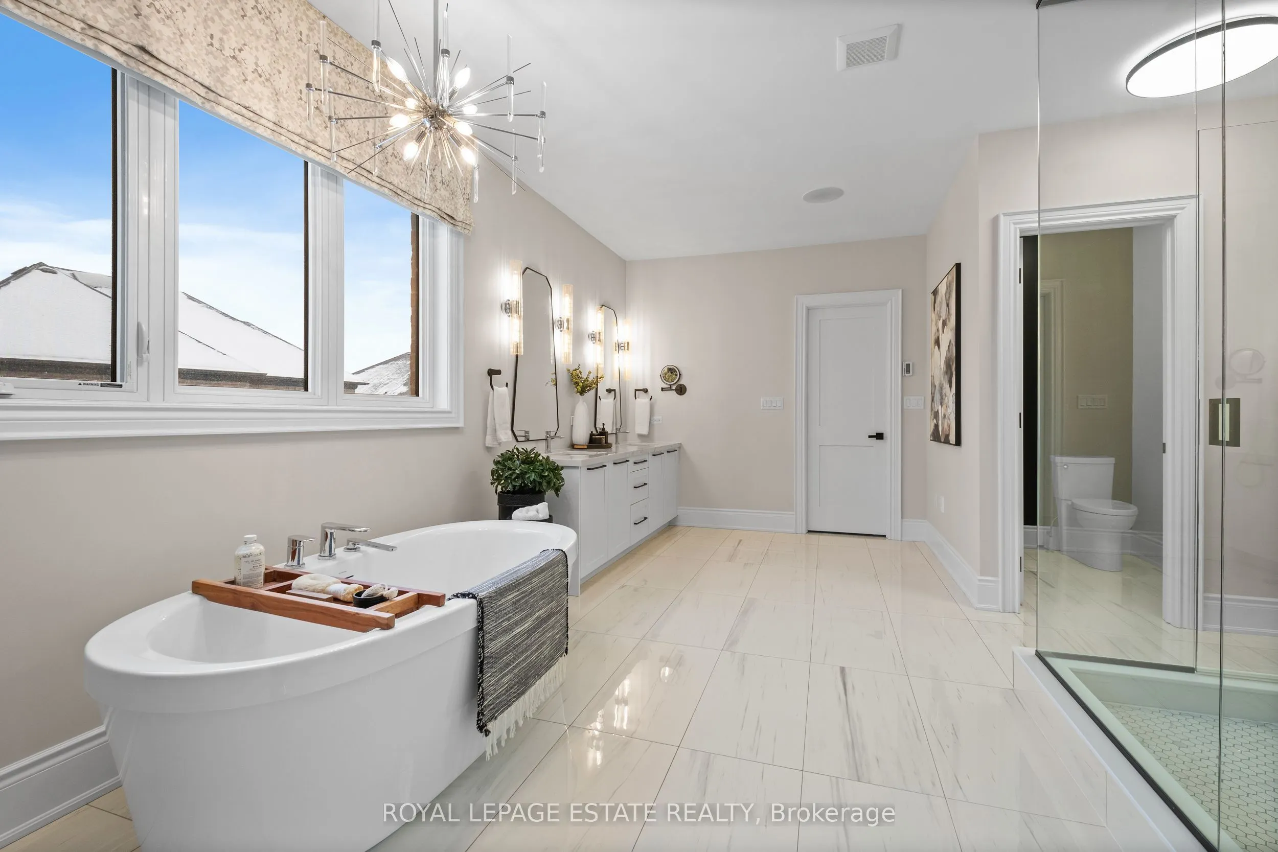 2338 Hyacinth Crescent