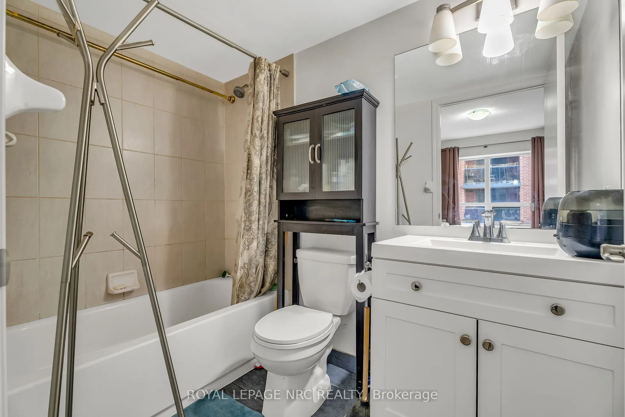 60 Heintzman Street, #933