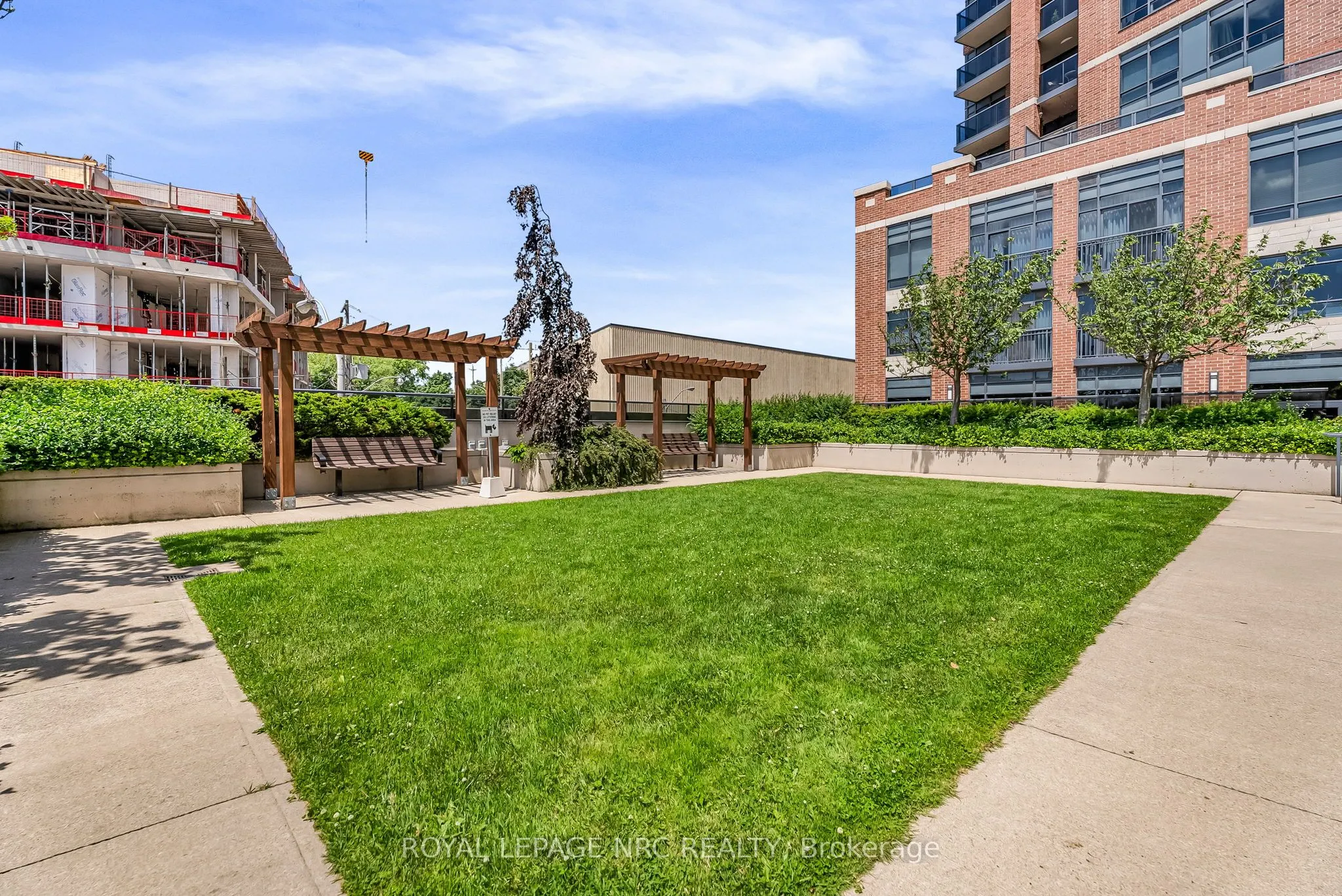 60 Heintzman Street, #933