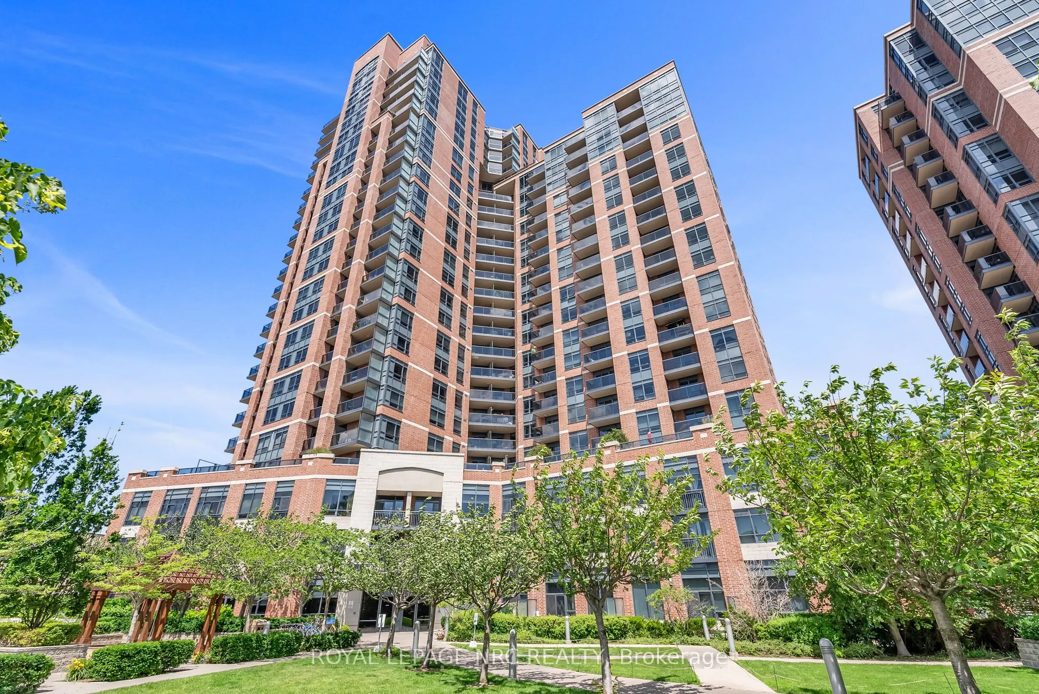 60 Heintzman Street, #933