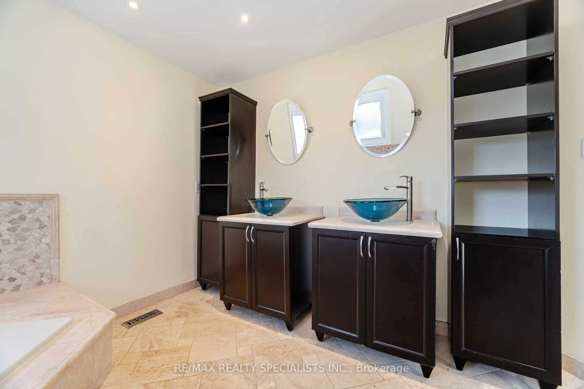 99 Kenpark Avenue