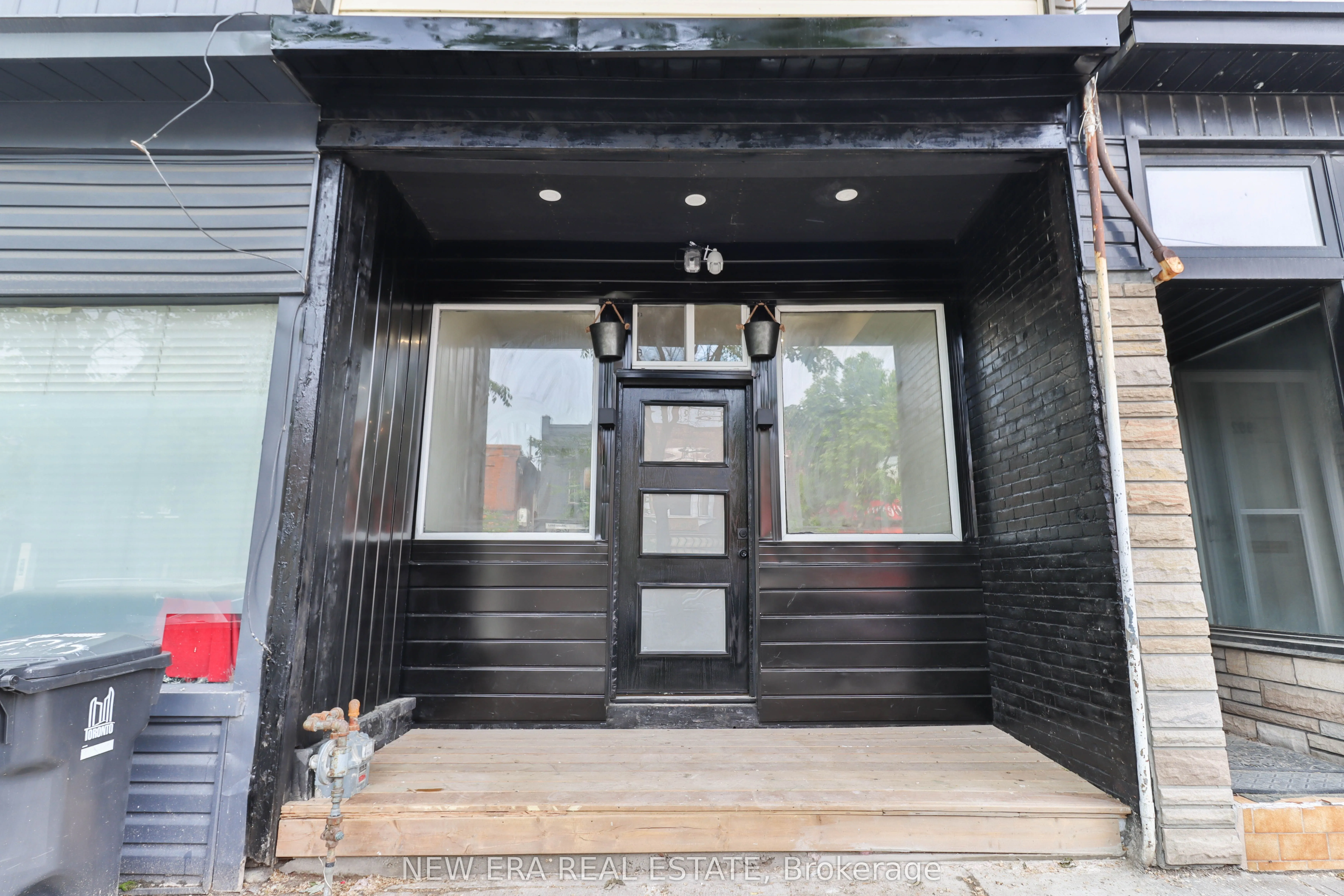990 Dovercourt Road