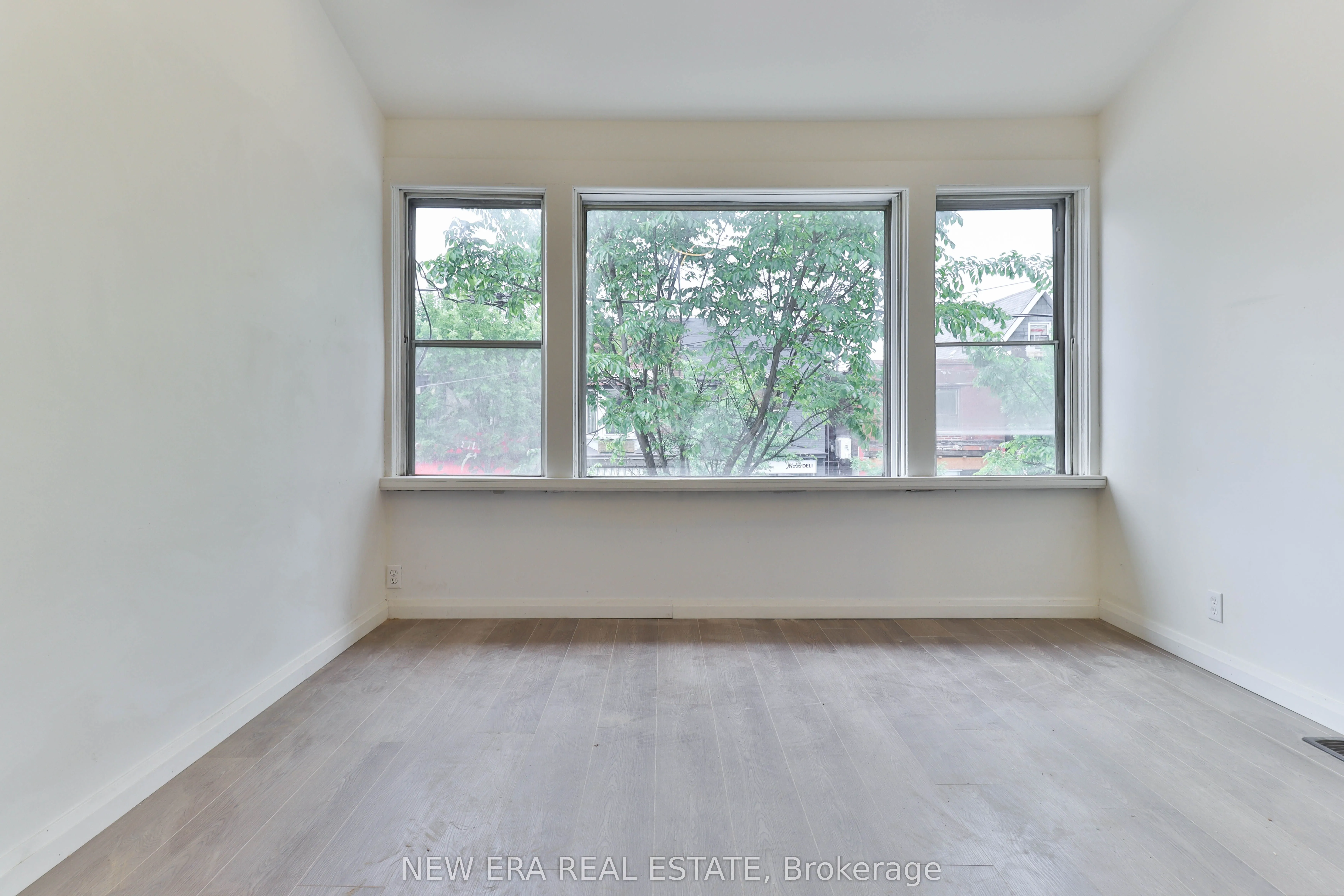 990 Dovercourt Road