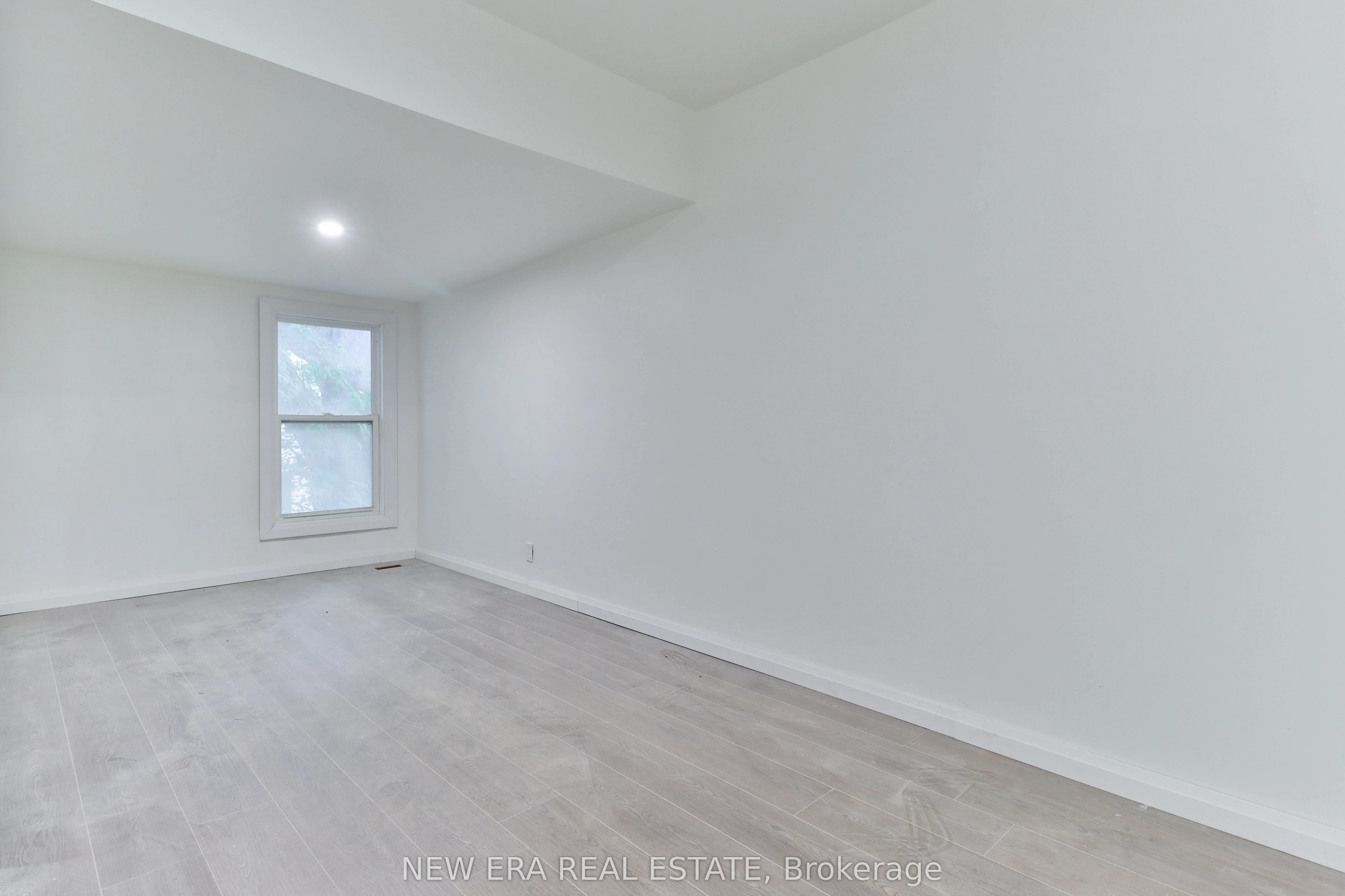 990 Dovercourt Road