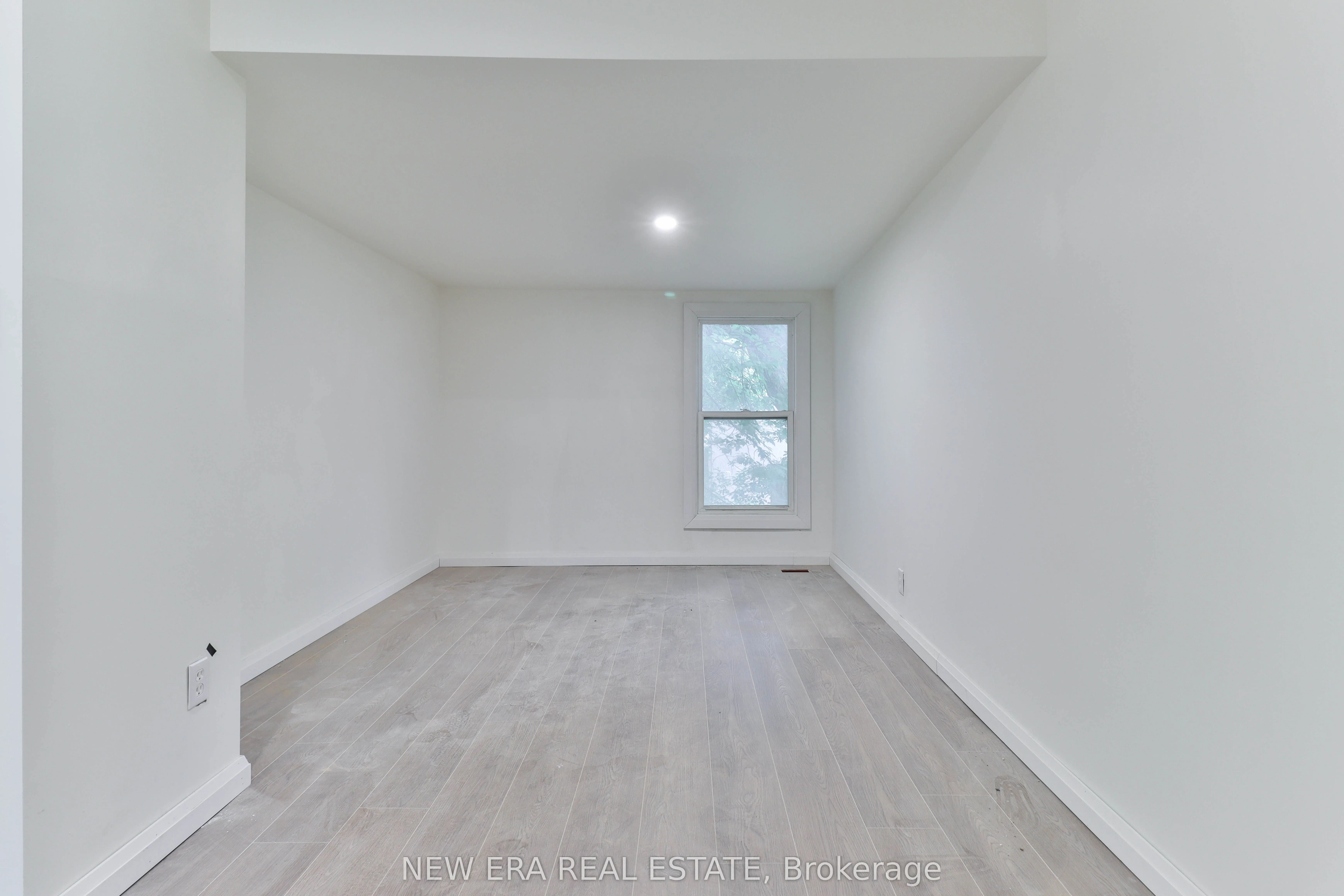990 Dovercourt Road