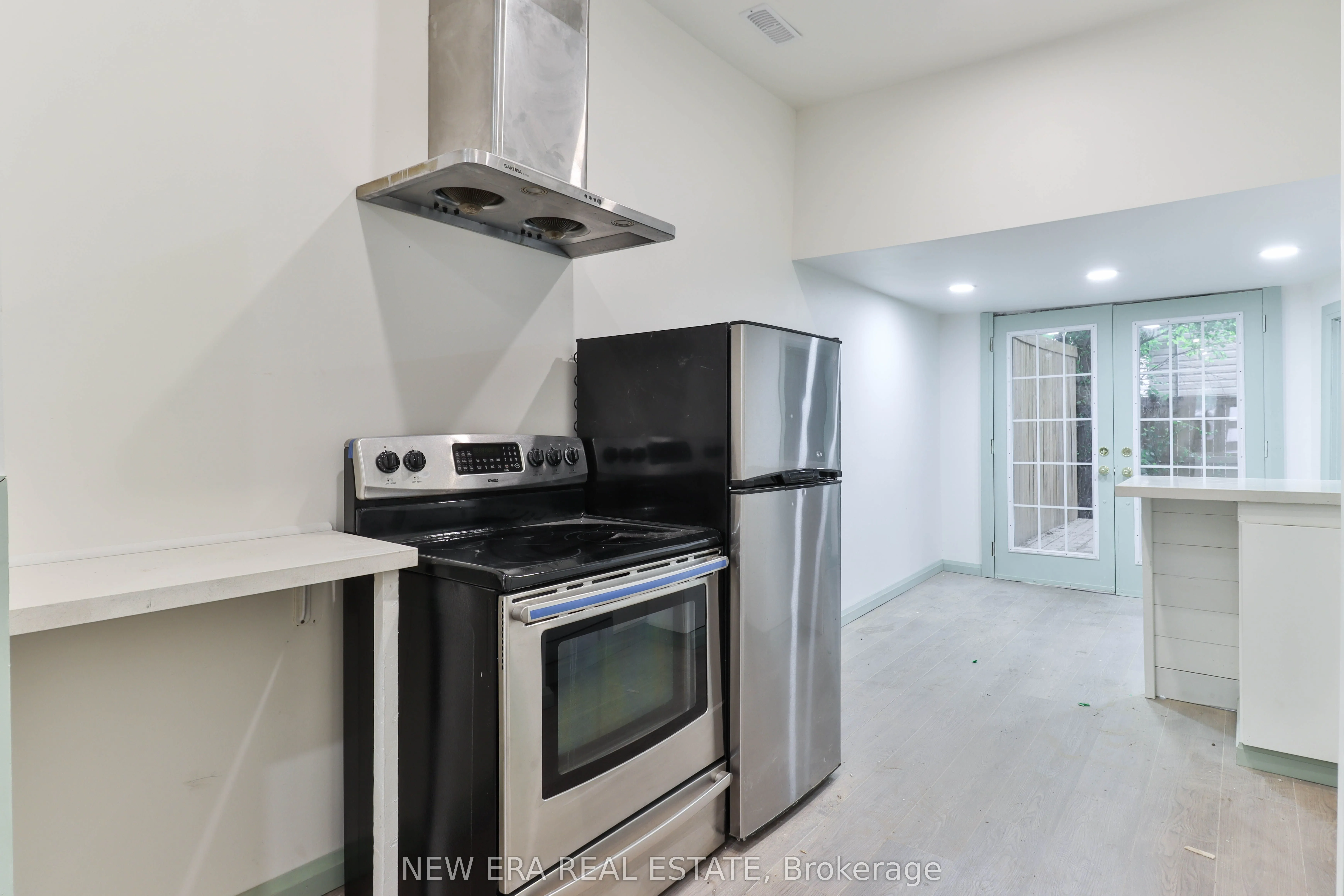 990 Dovercourt Road