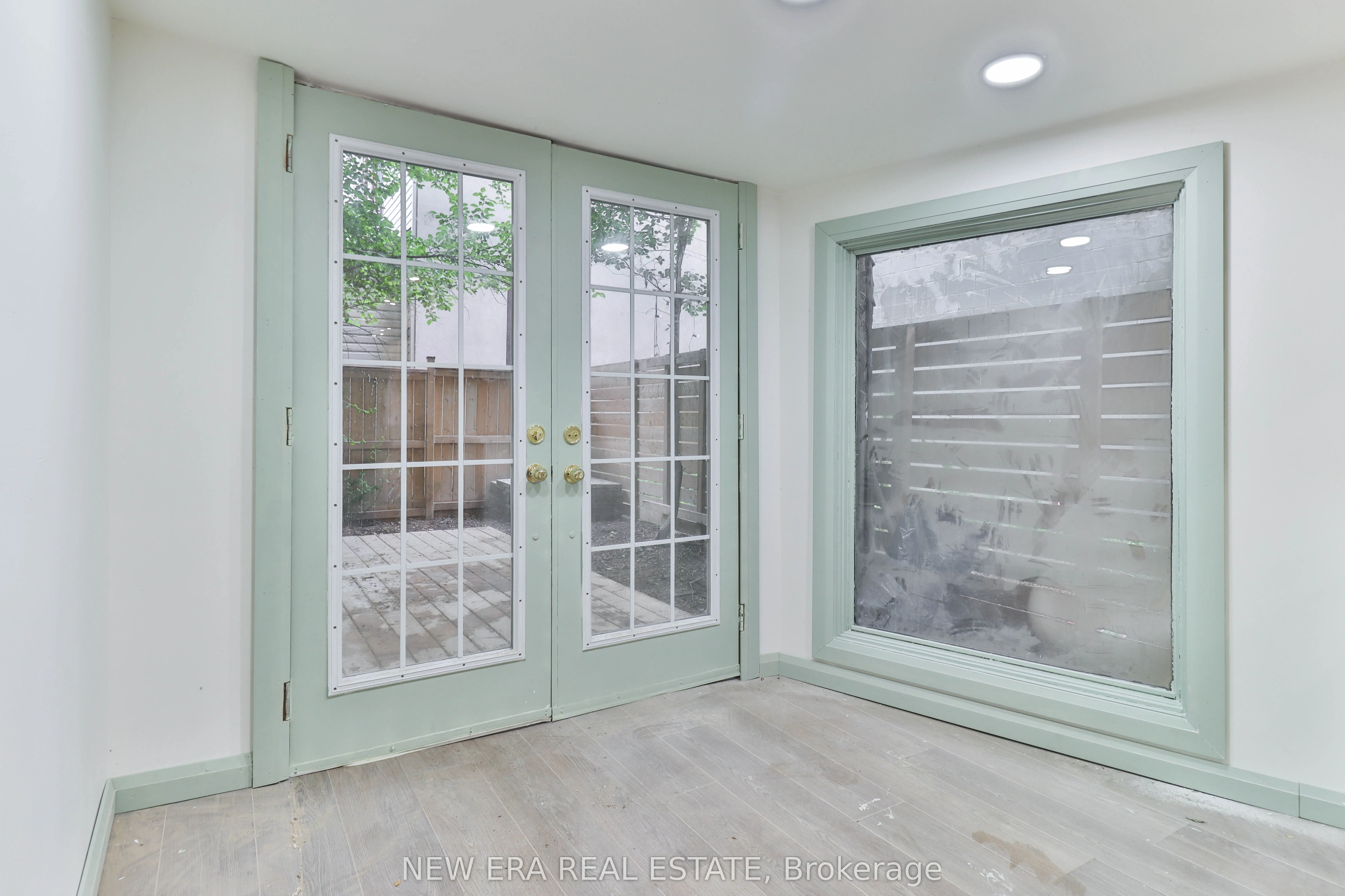 990 Dovercourt Road