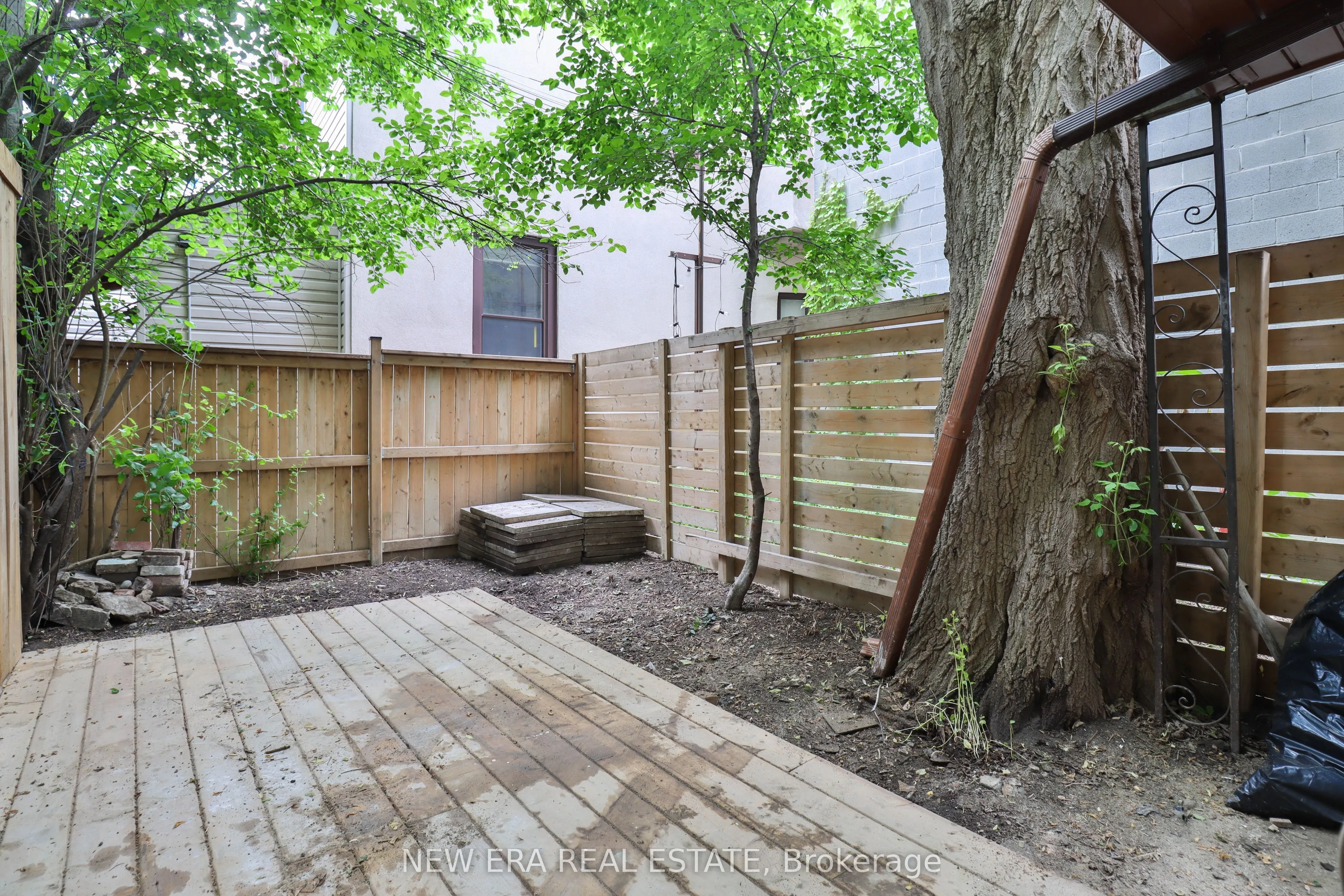 990 Dovercourt Road