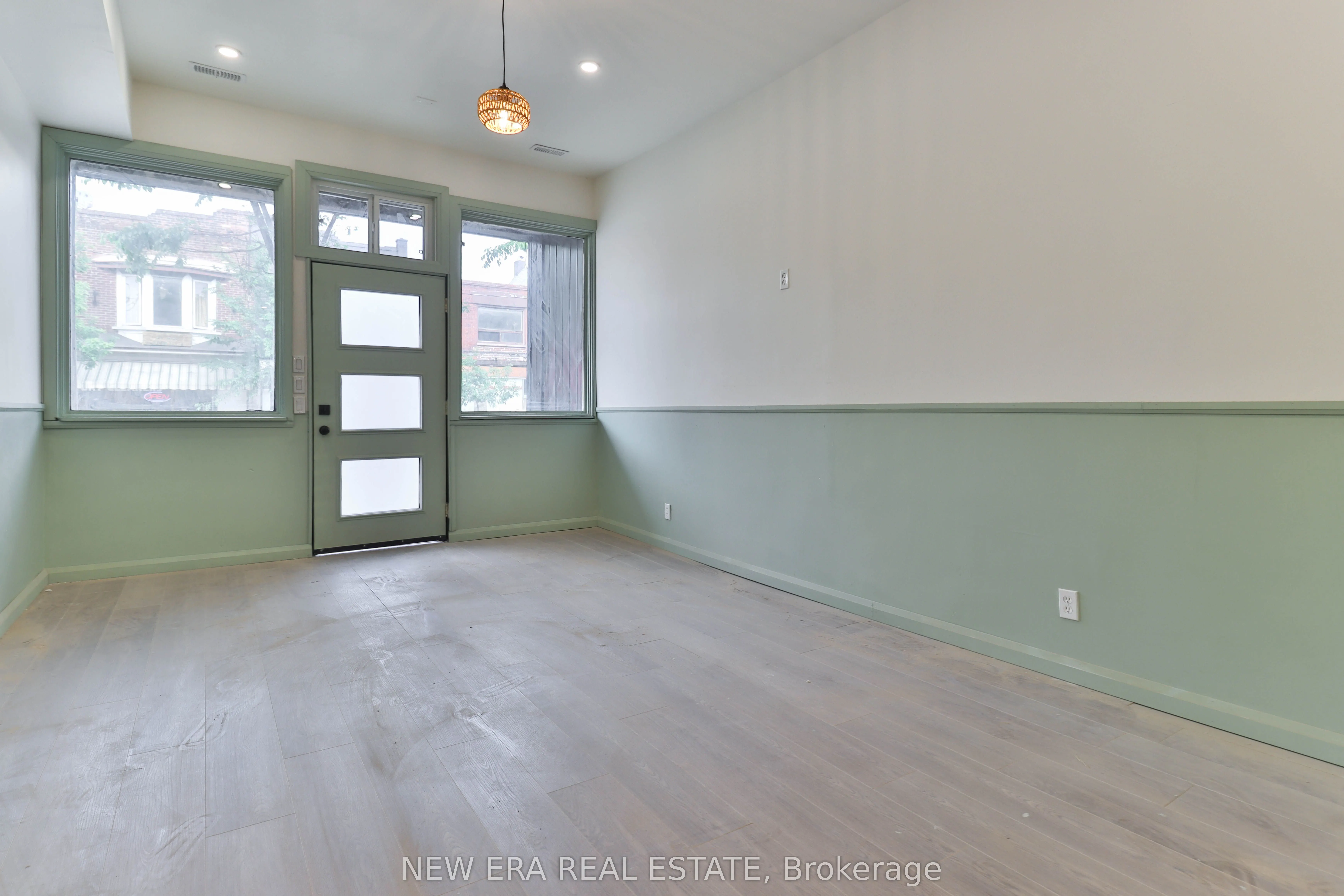 990 Dovercourt Road