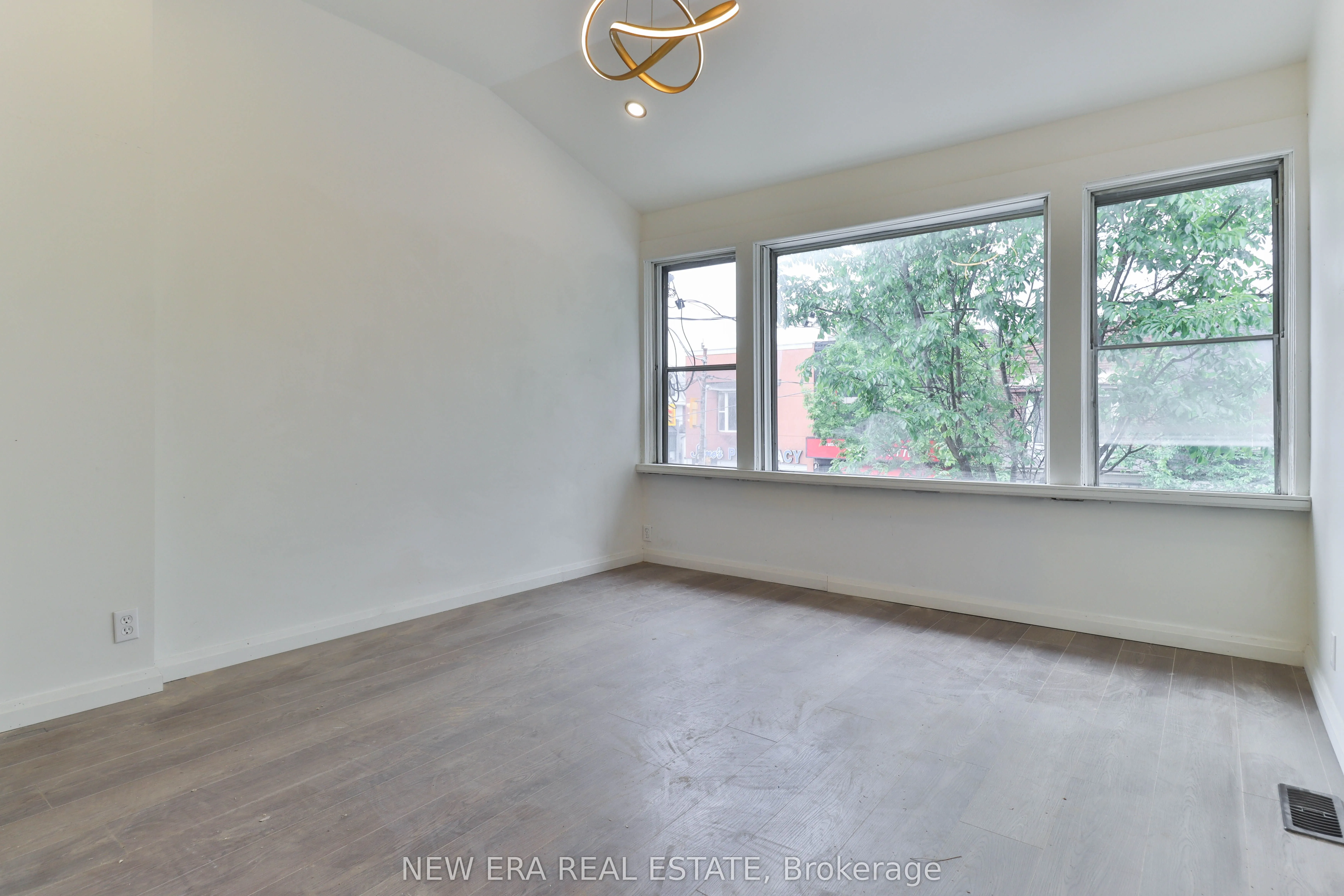 990 Dovercourt Road
