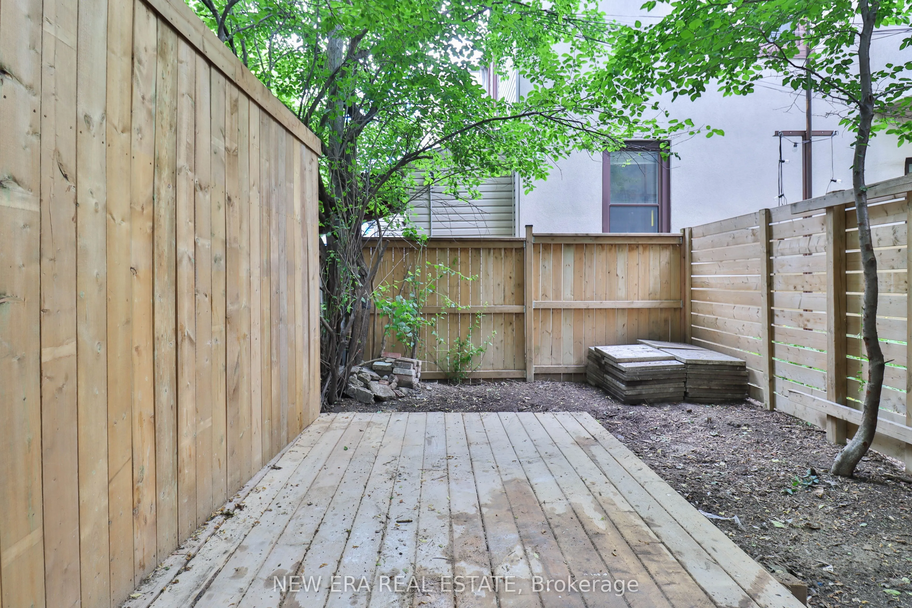 990 Dovercourt Road