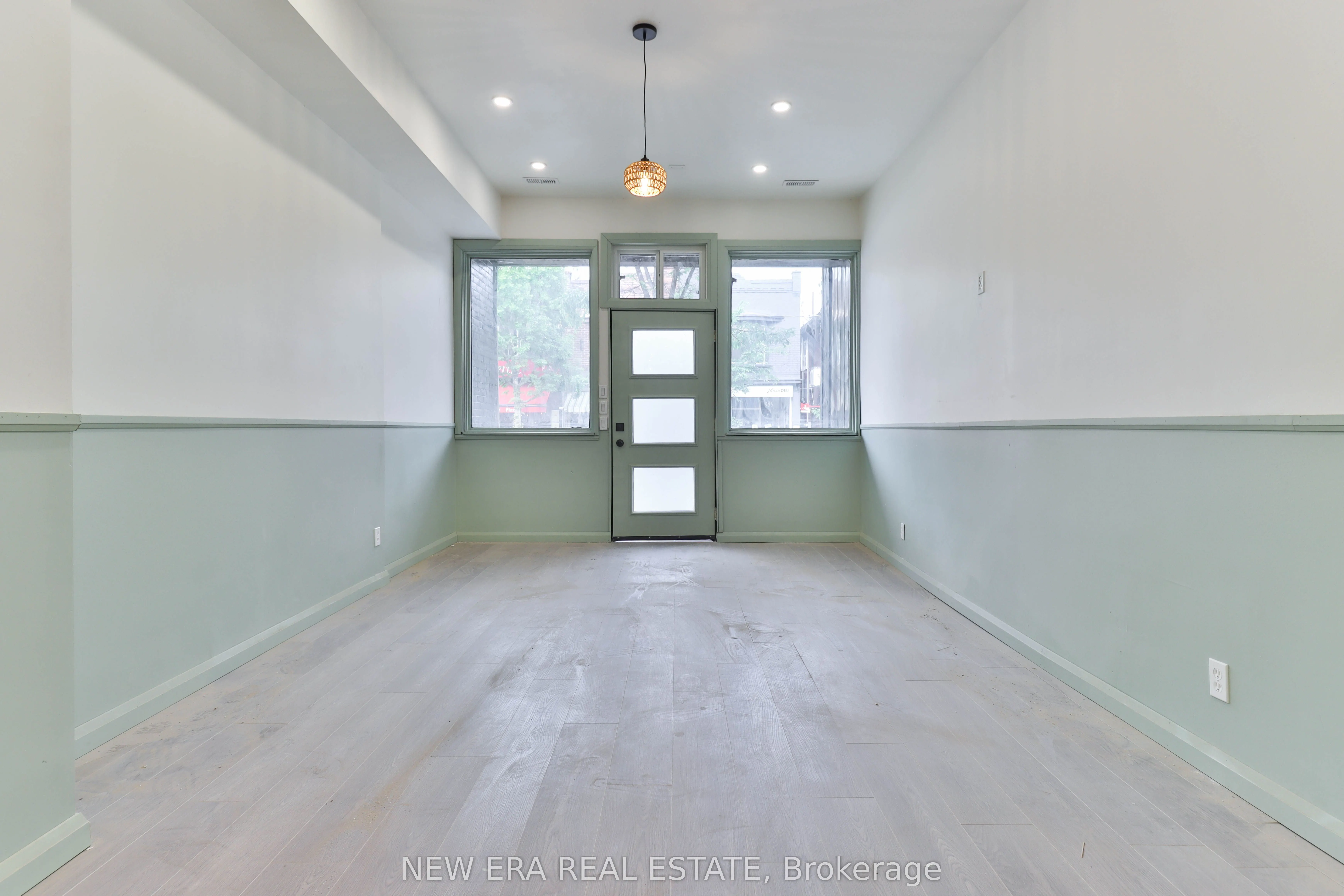 990 Dovercourt Road