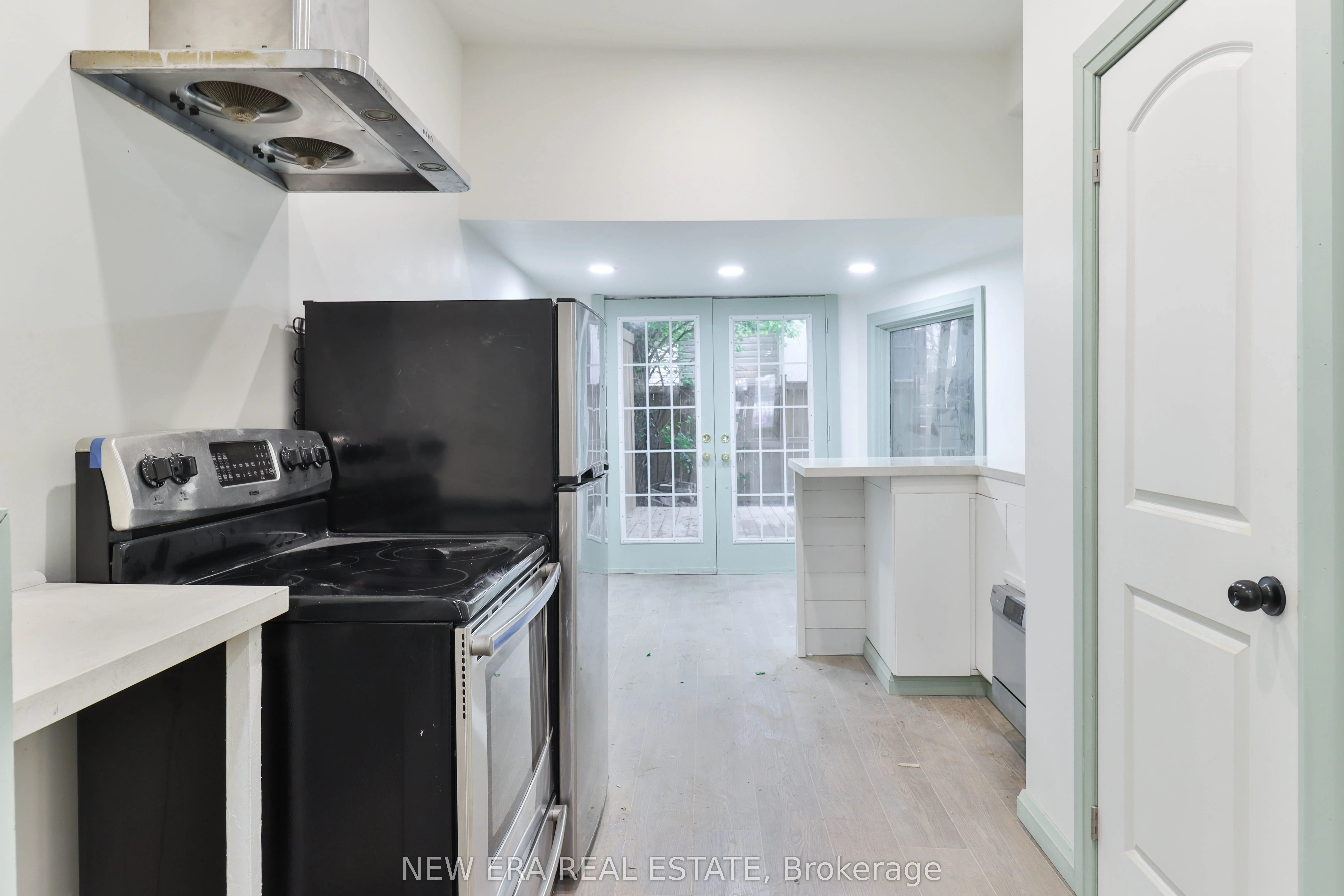 990 Dovercourt Road