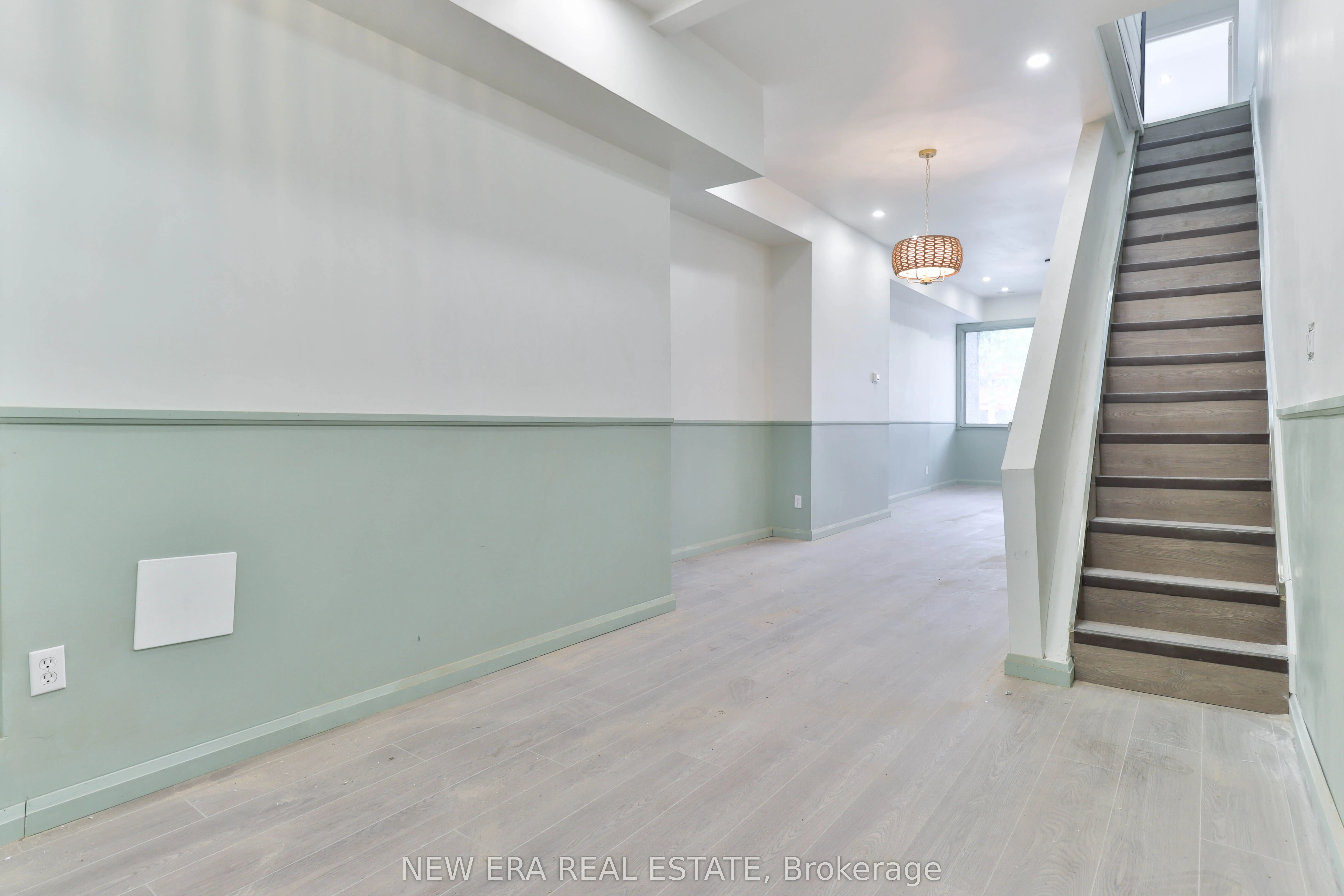 990 Dovercourt Road