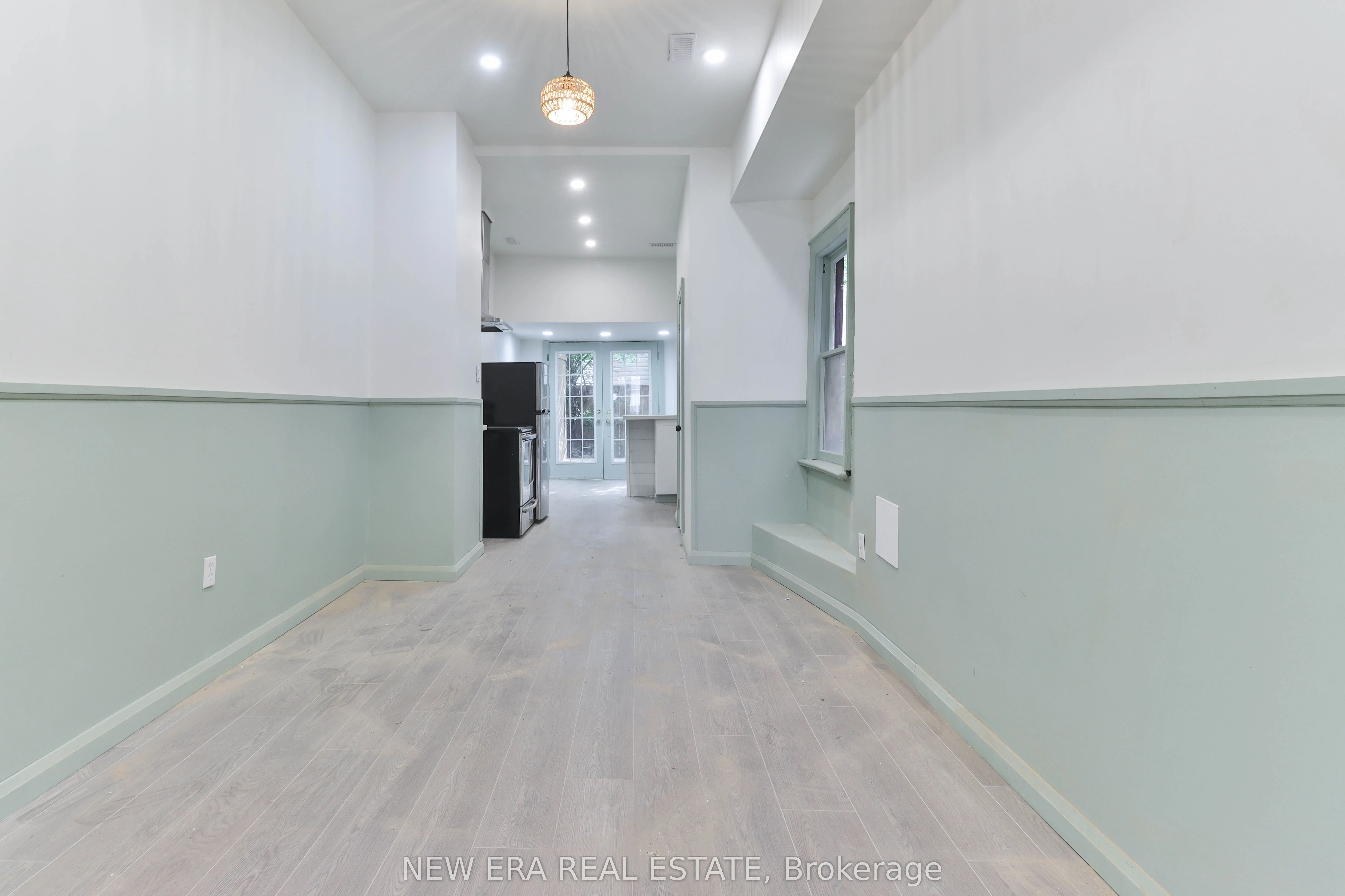 990 Dovercourt Road