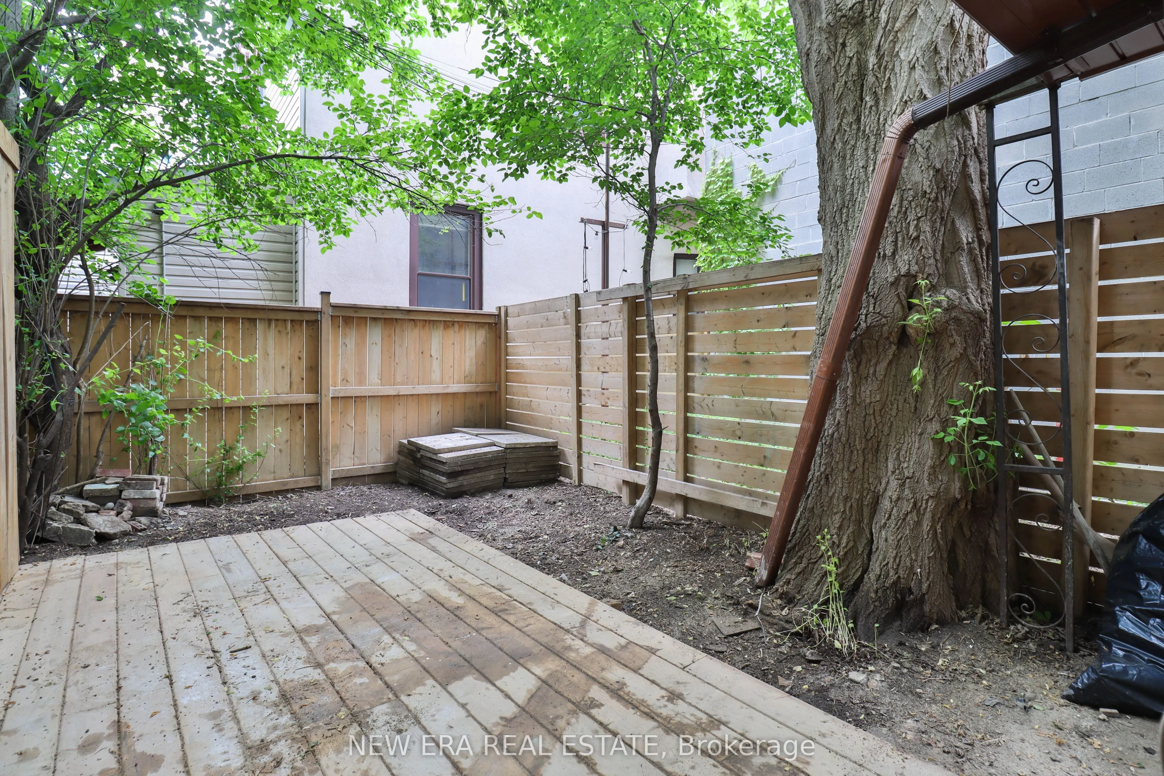 990 Dovercourt Road