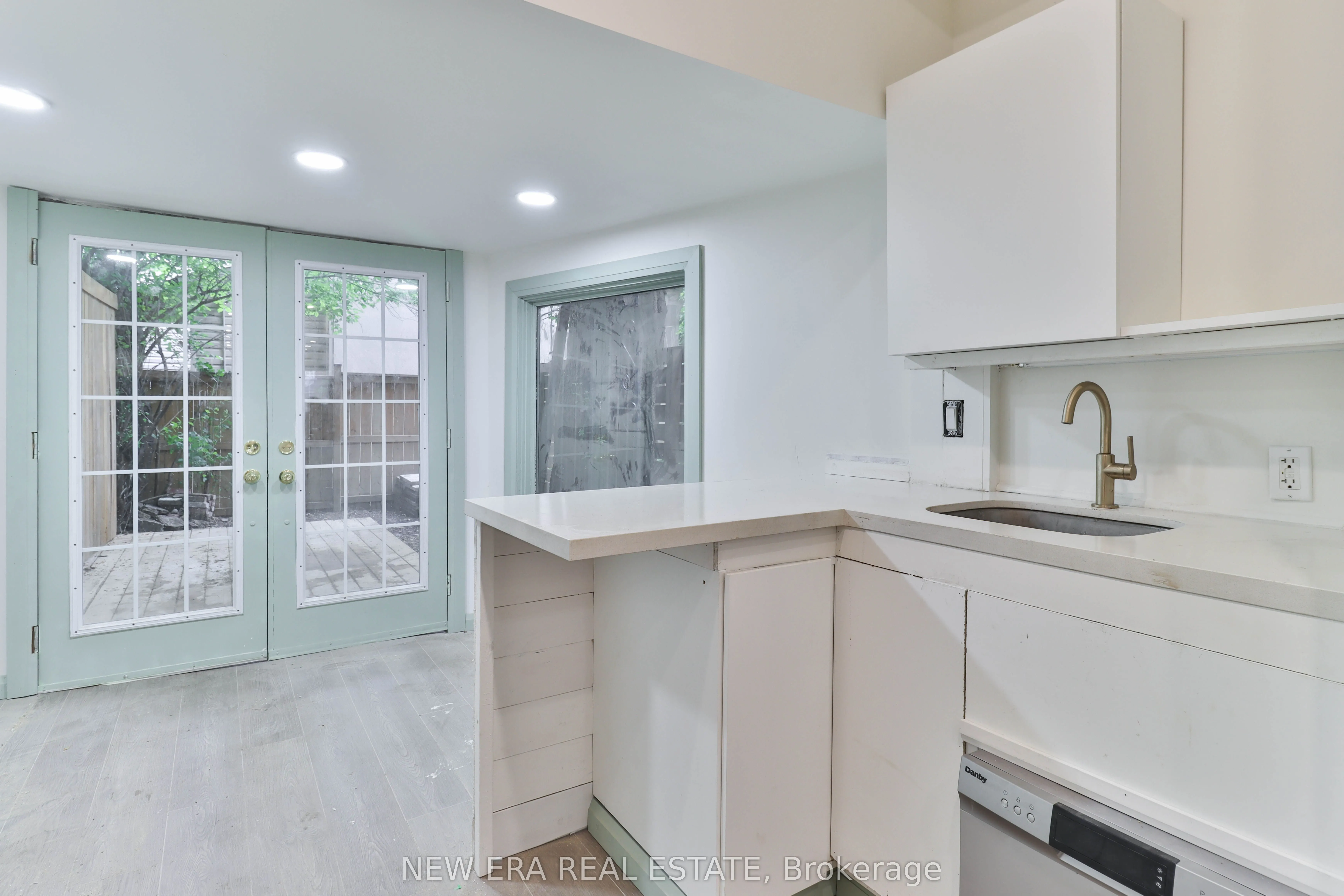 990 Dovercourt Road