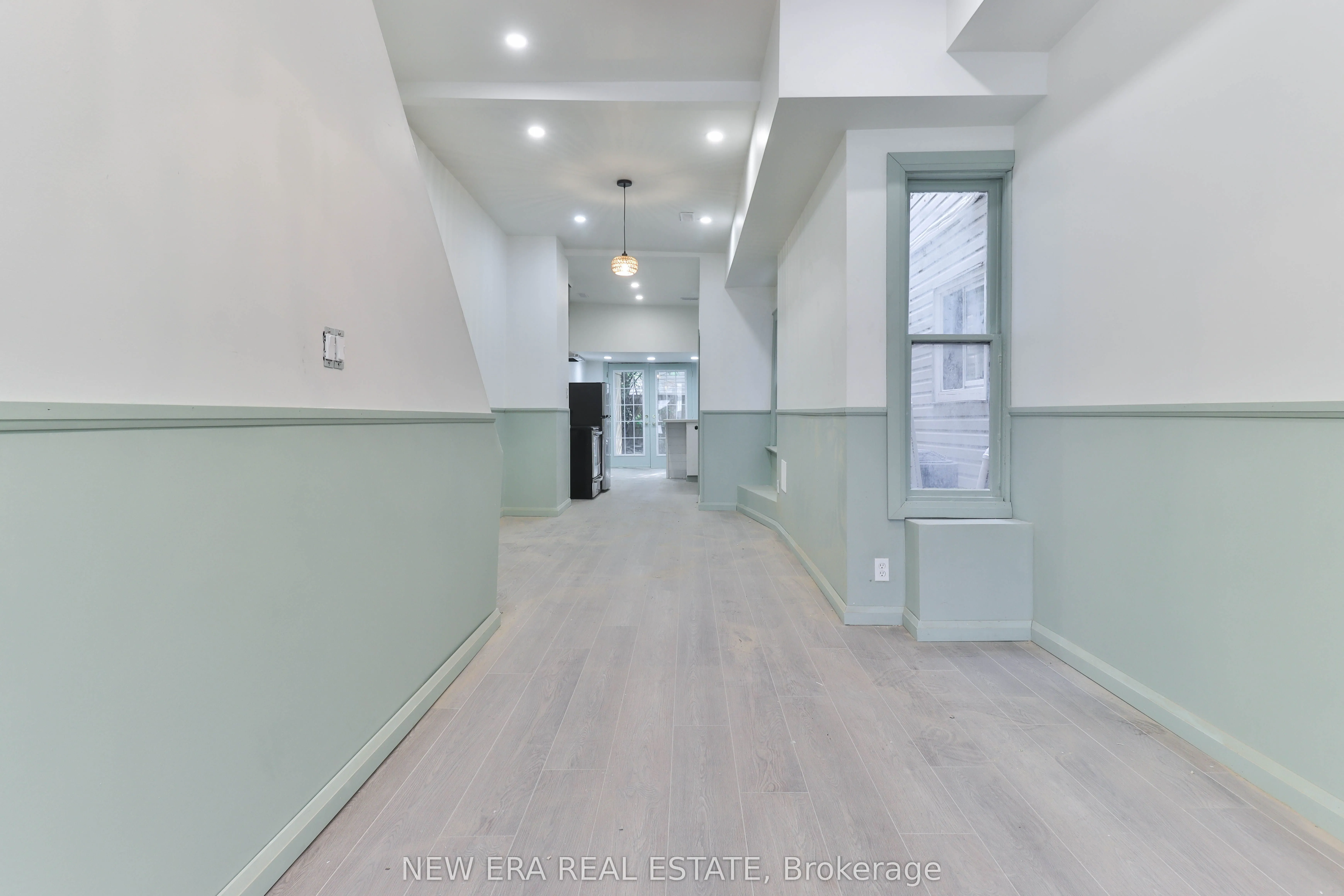 990 Dovercourt Road