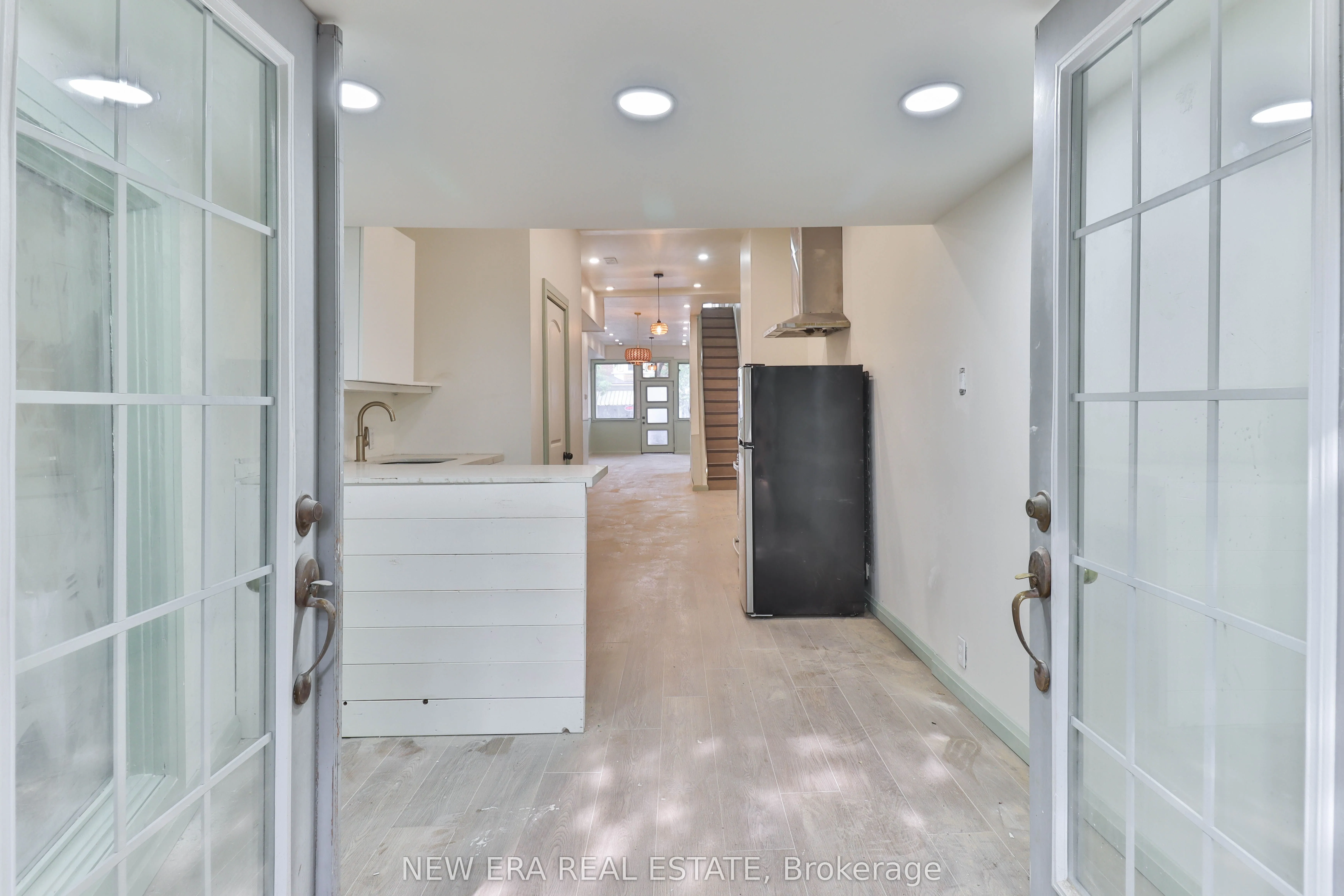 990 Dovercourt Road