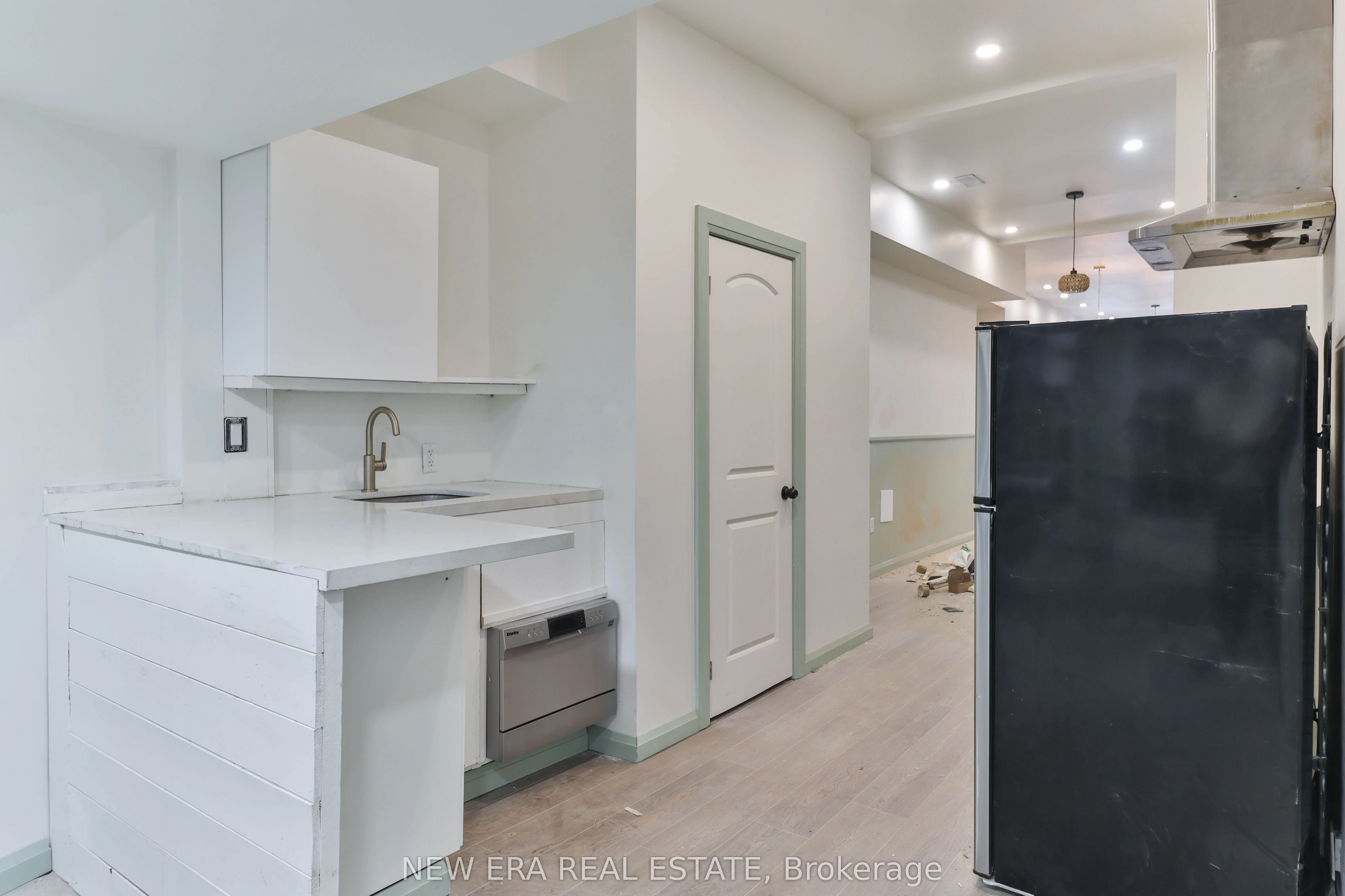 990 Dovercourt Road